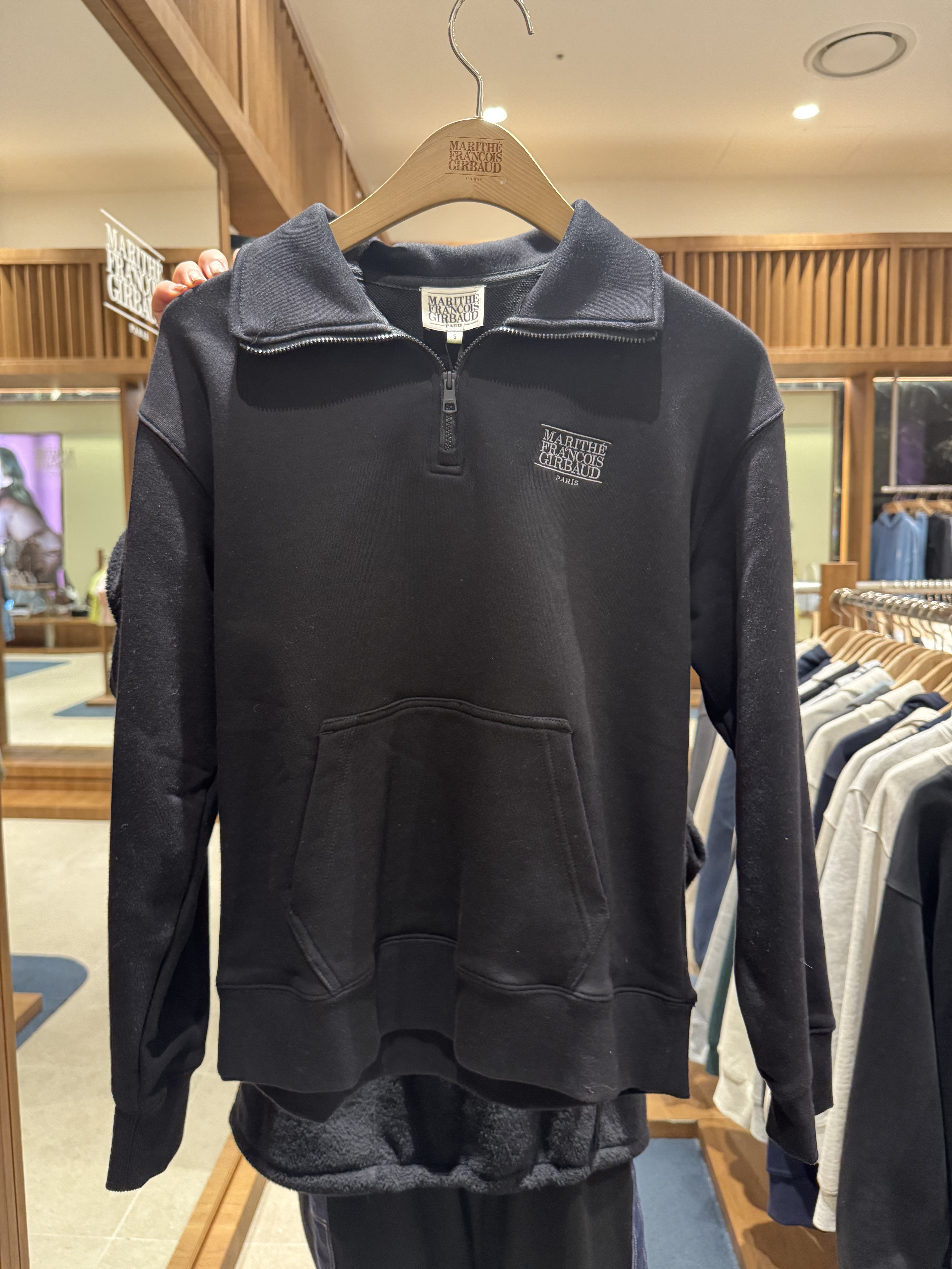 A1MF06 反領細Logo衛衣*黑色