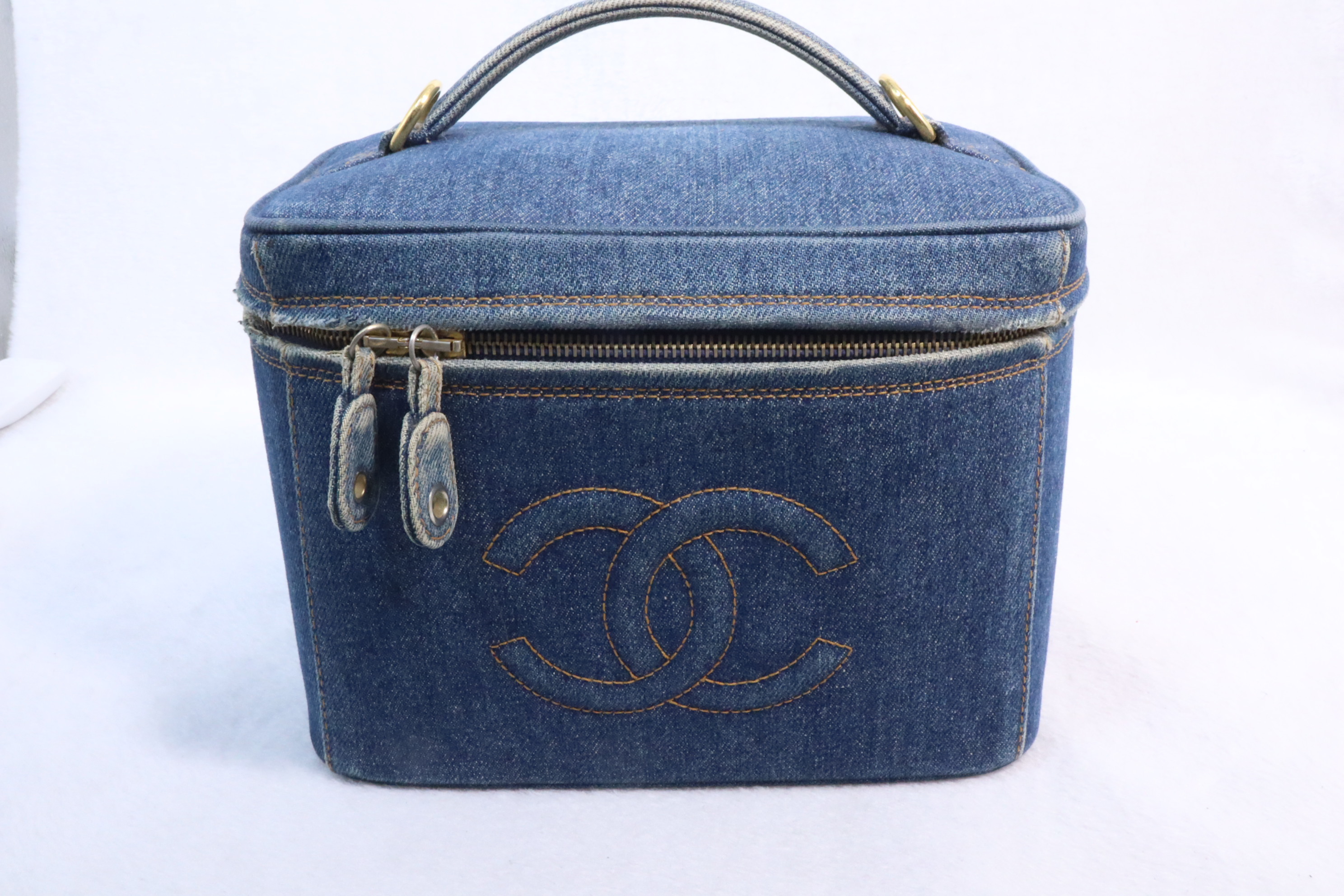 Chanel 牛仔化妝袋💙 （現貨）