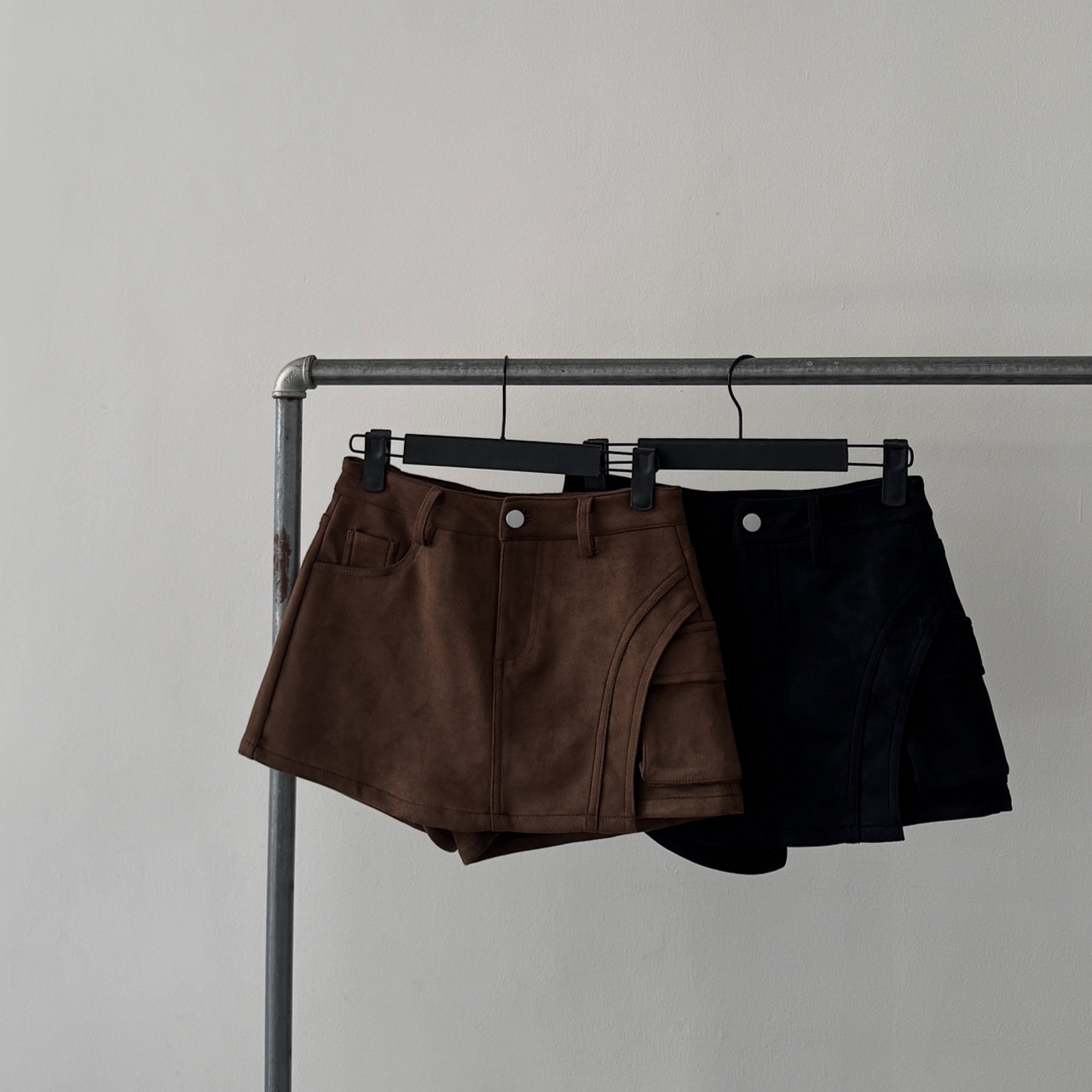 辣妹宿命感，側口袋麂皮絨中腰短褲裙