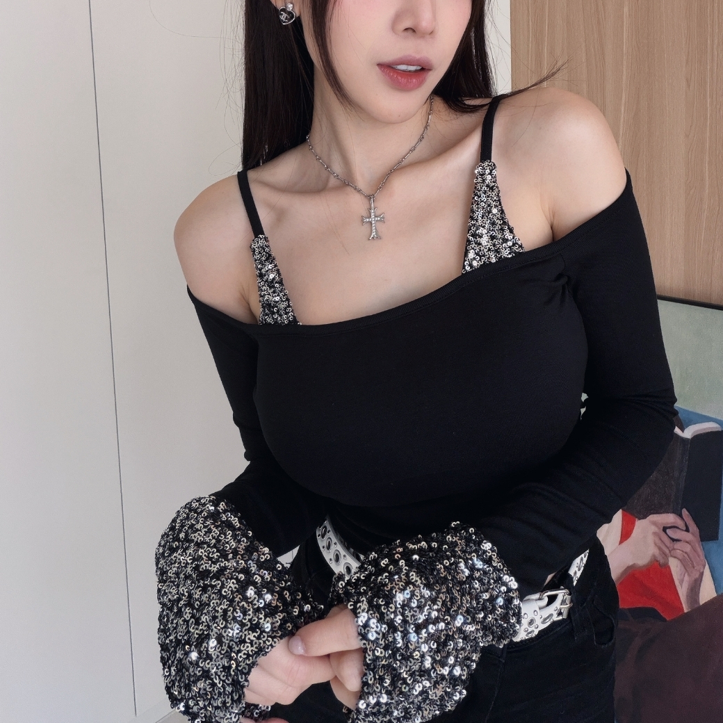 【亮片焦點】DOMISS假兩件亮片細肩帶露肩上衣 新年穿搭 長袖上衣-3色(現+預)