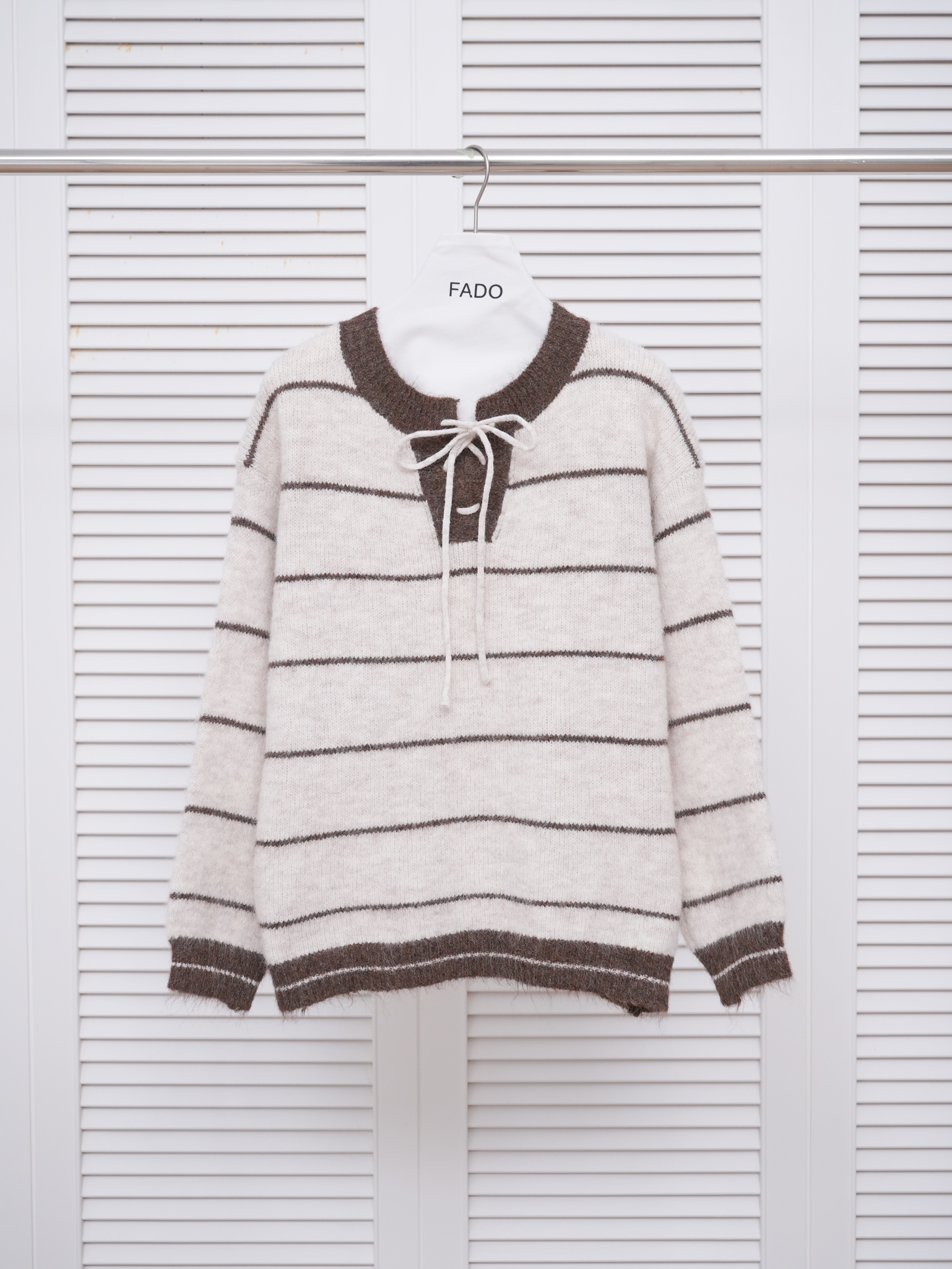 法朵Fado shop｜領綁帶條紋針織衫 0114077 咖啡/杏