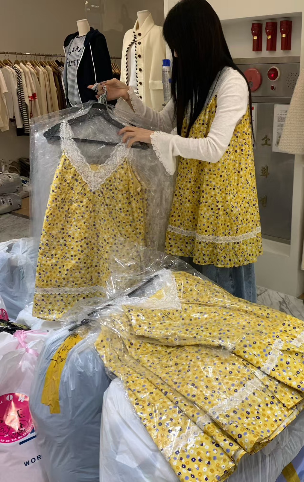 小圓花v領蕾絲短洋裝