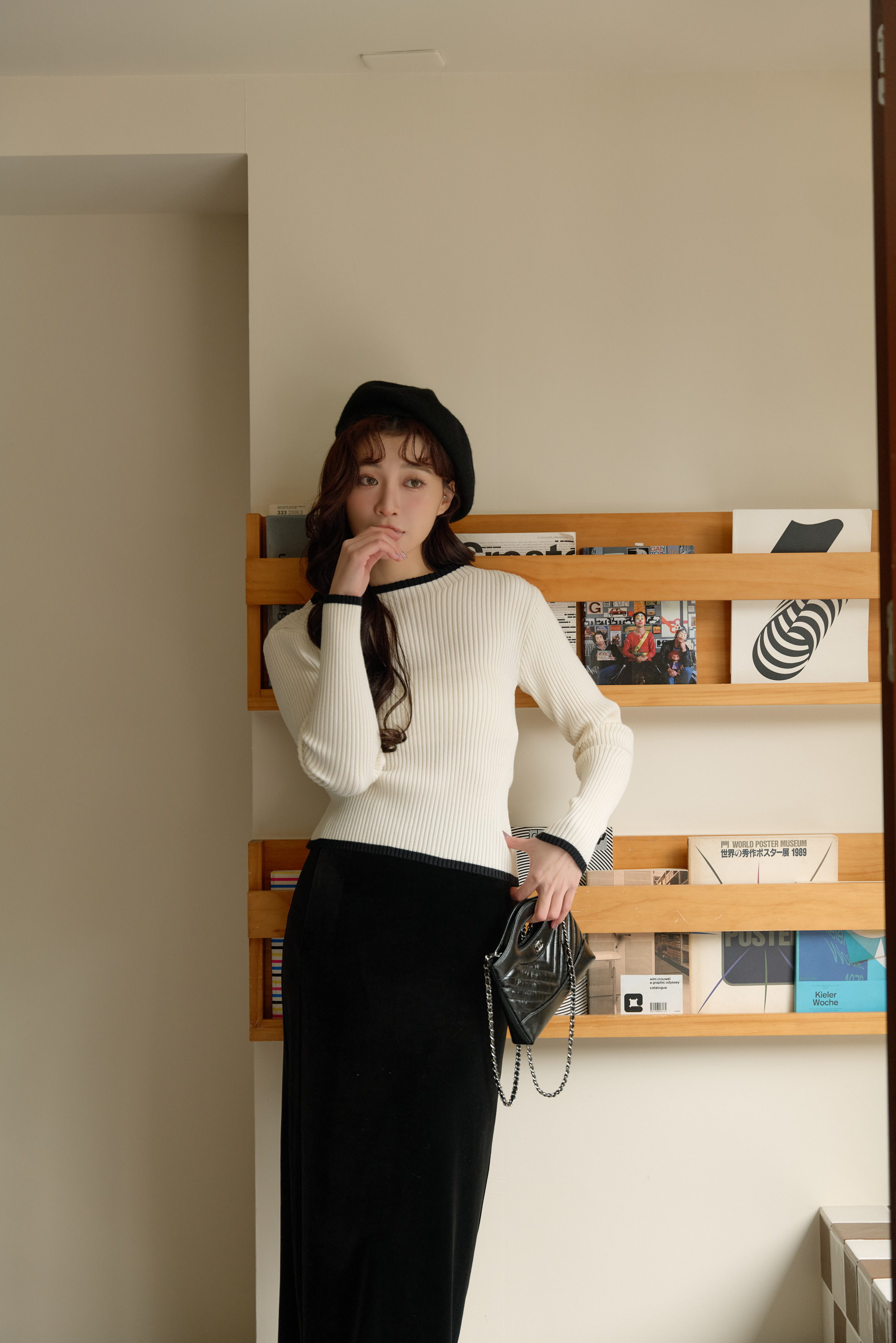 Gmade/撞色滾邊圓領坑條針織上衣-白底黑邊