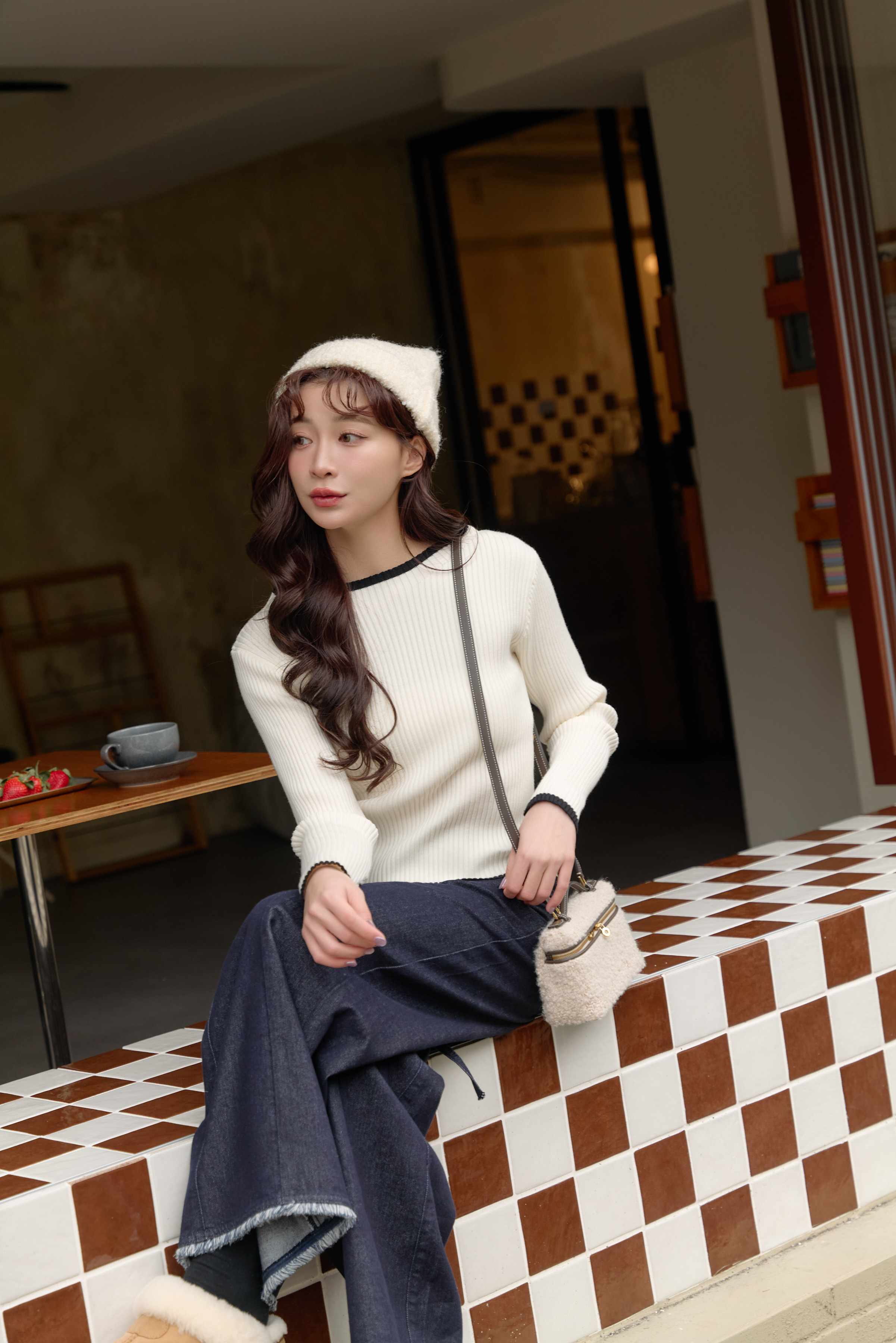 Gmade/撞色滾邊圓領坑條針織上衣-白底黑邊