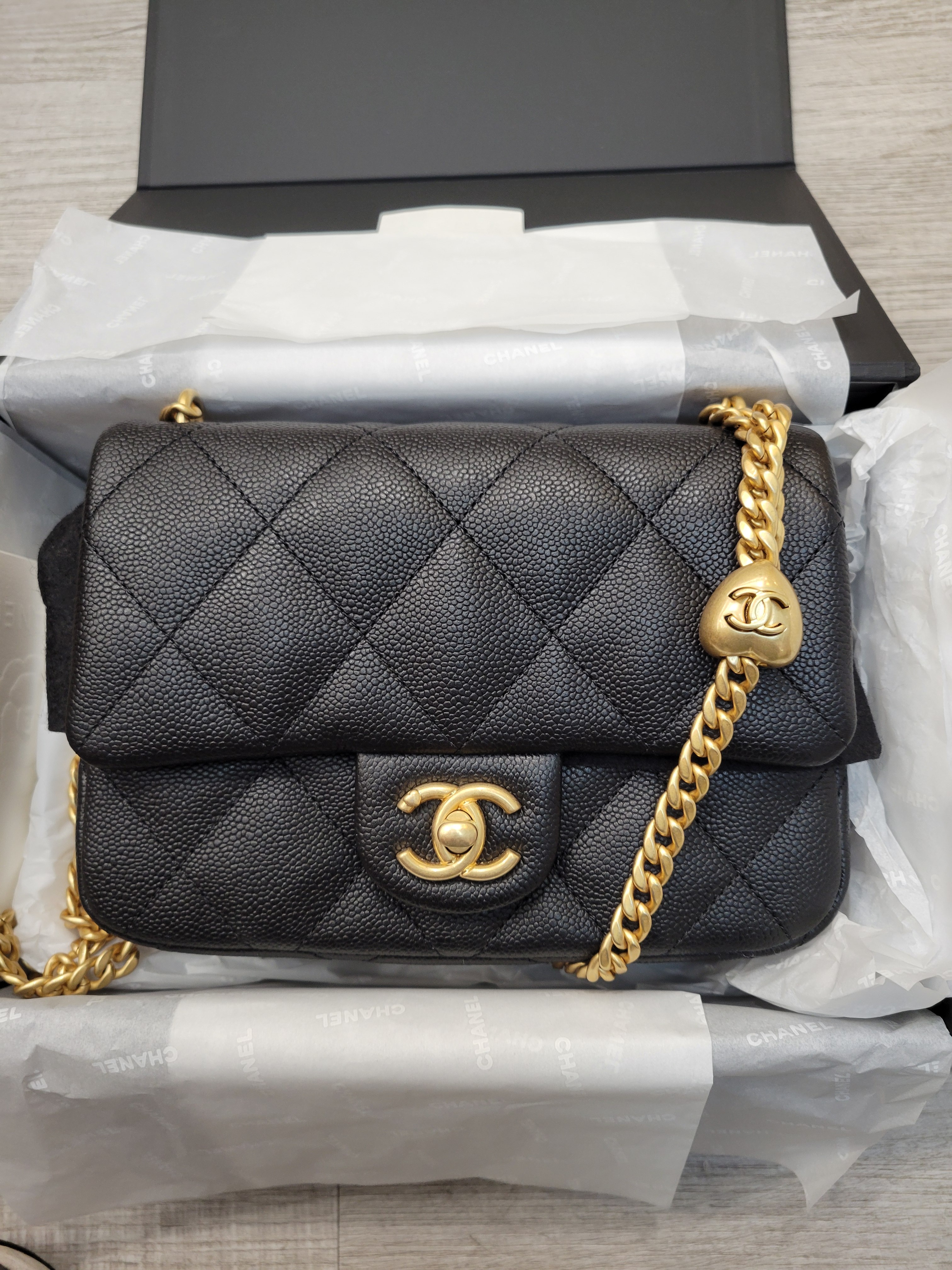 UNUSED Chanel AS3829 black gold with heart clip