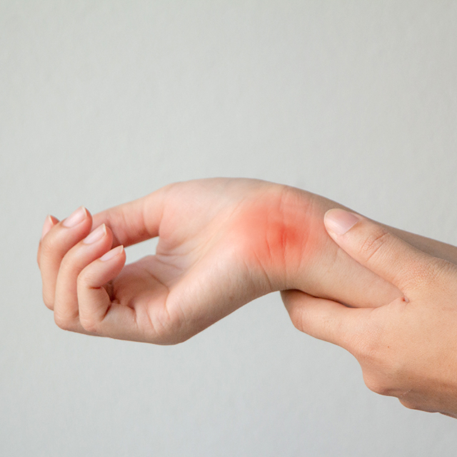 收傘需一次推回，易導致夾手或反彈