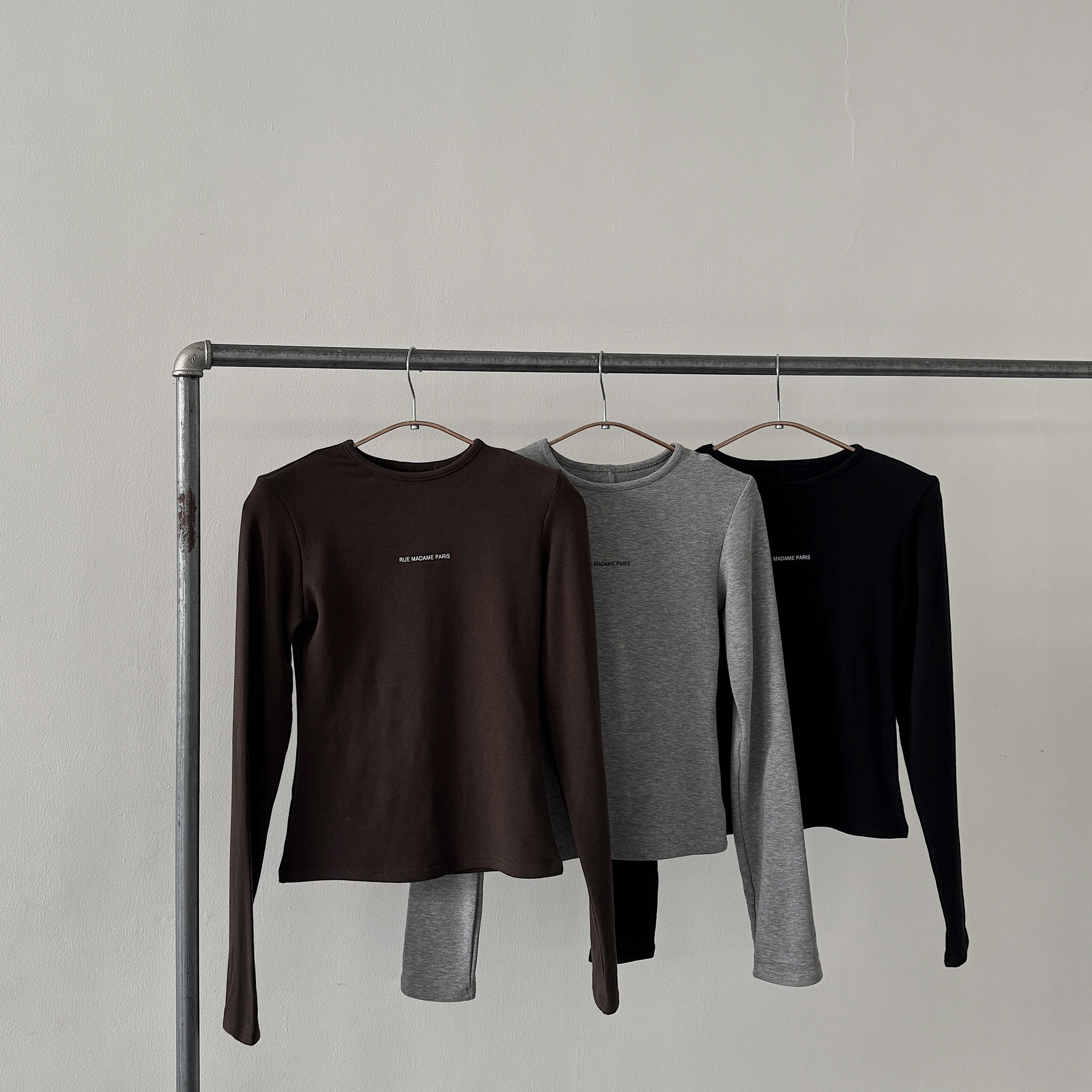 韓模瘦瘦T，親膚打底長袖上衣（顯胸版）售完不補