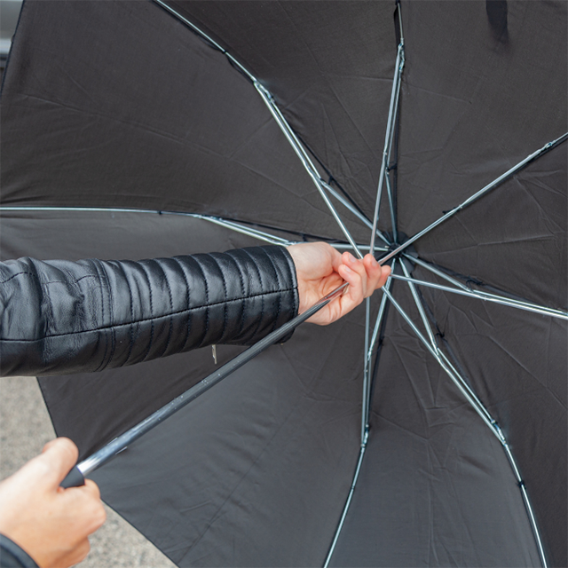 收傘時用力過度或反彈容易帶來夾傷的風險