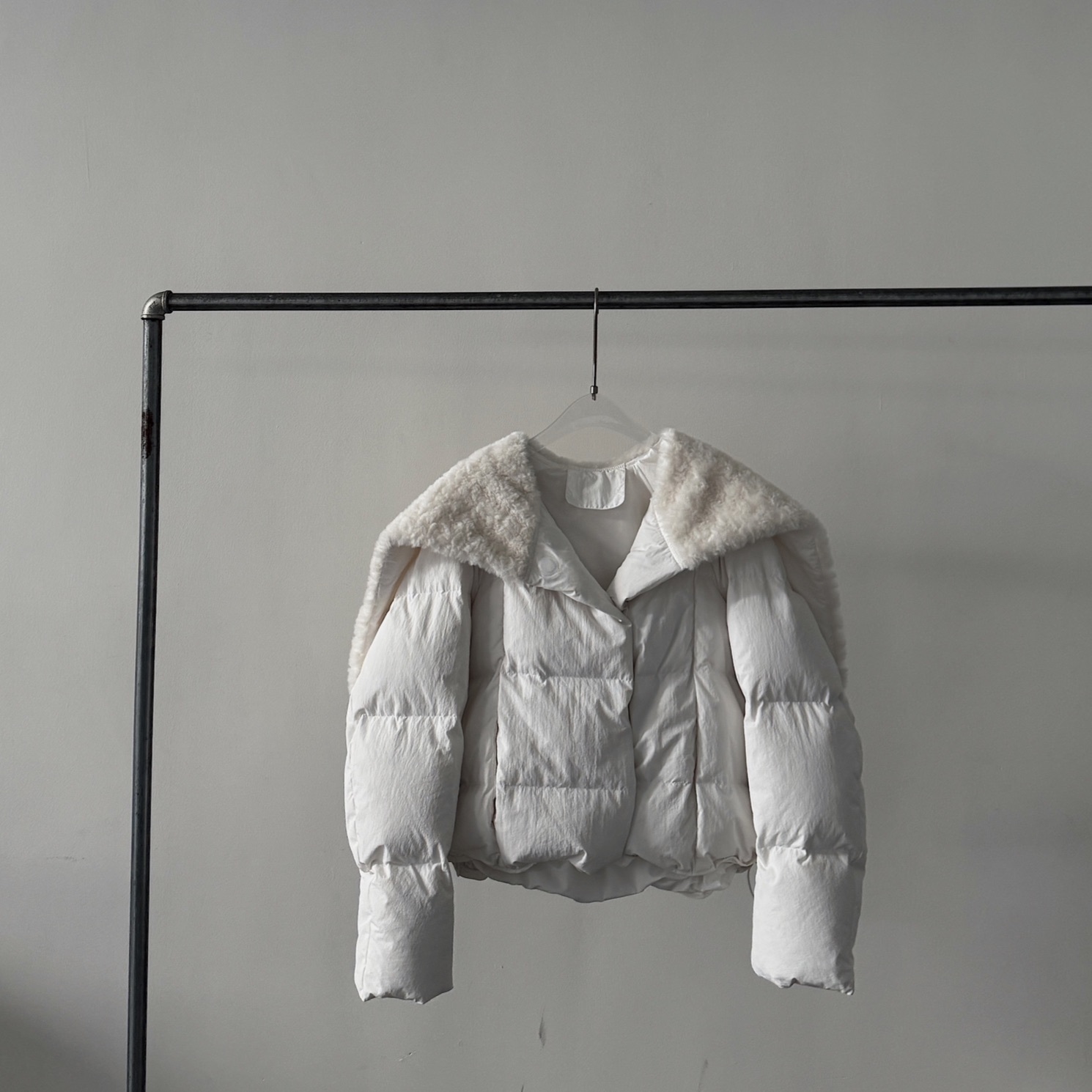 雲朵雪球，高端羊羔毛大翻領短版羽絨外套( 國標絨.磁吸釦）（售完不補）