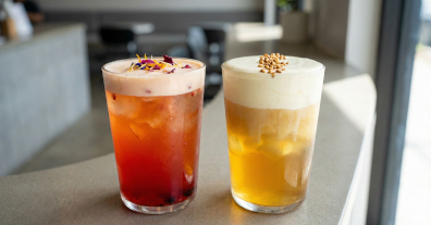 圖片展示了成功的「產品策略」。這兩款視覺吸引力極高的無咖啡因特調,打破了人們對無咖啡因飲品單調的刻板印象,證明了透過拼配與視覺設計,同樣能打造出具備高溢價能力的熱銷爆品。