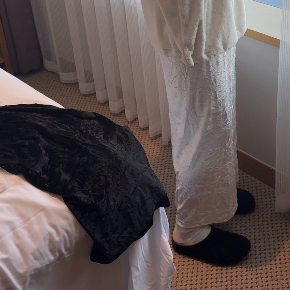 JS07 紋路感光澤美裙(黑)