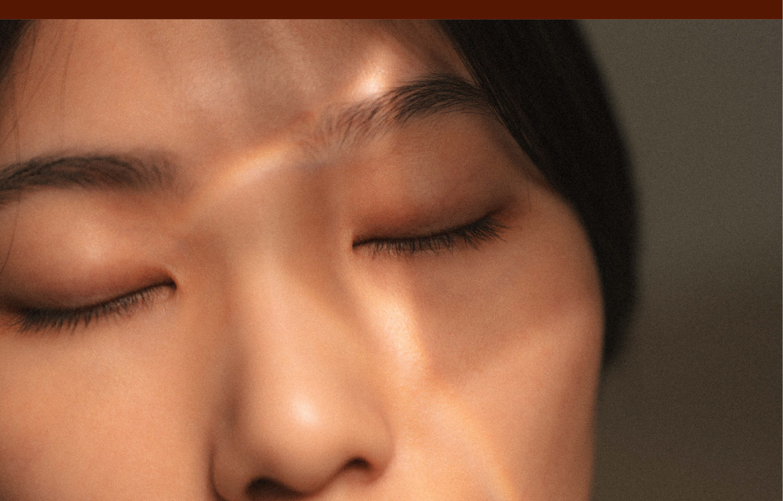 柔潤延展之際，如微光輕拂眼際細緻肌膚