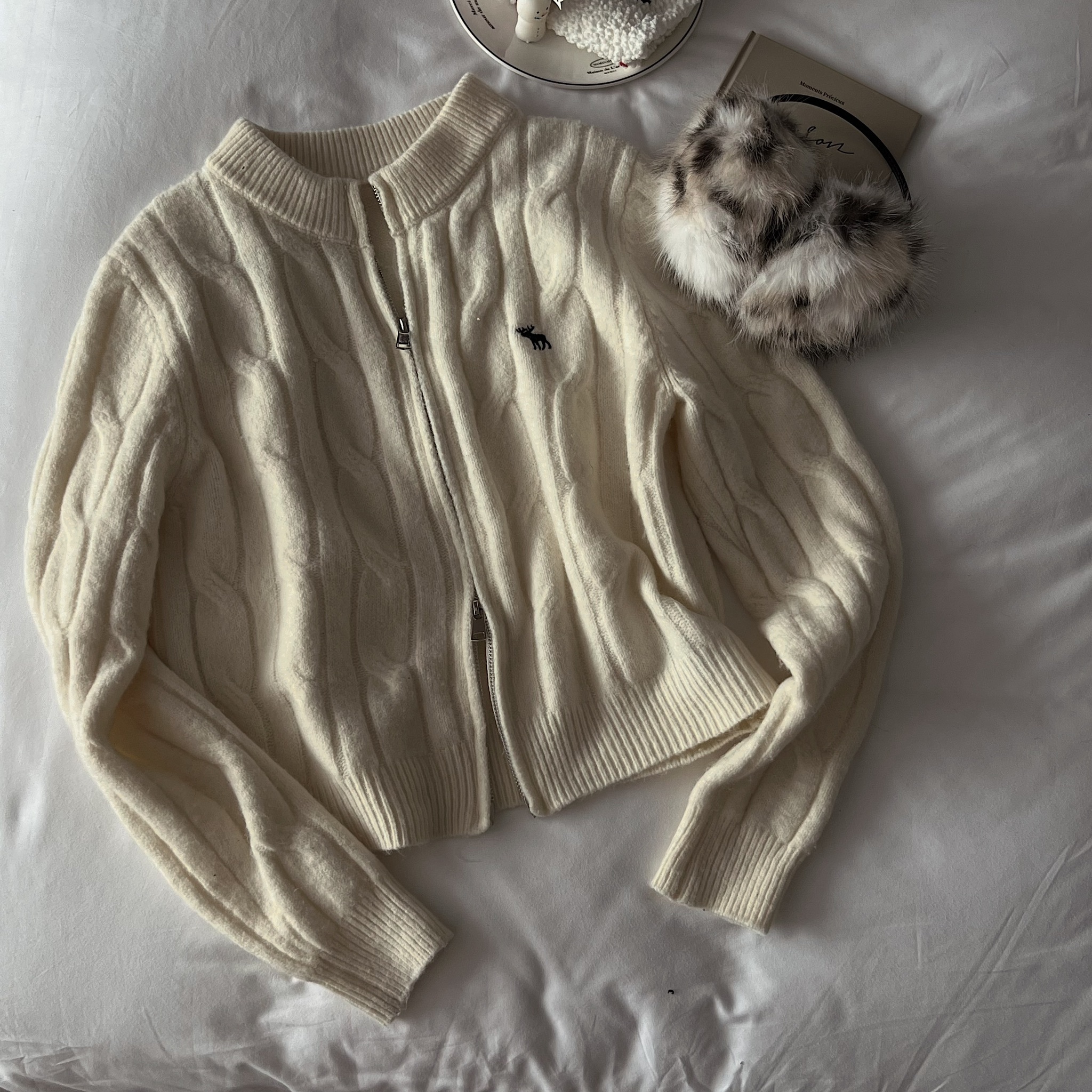 清冷白月光，輕膚羊毛麻花雙拉鏈毛衣（搭低腰褲莫名顯身材）