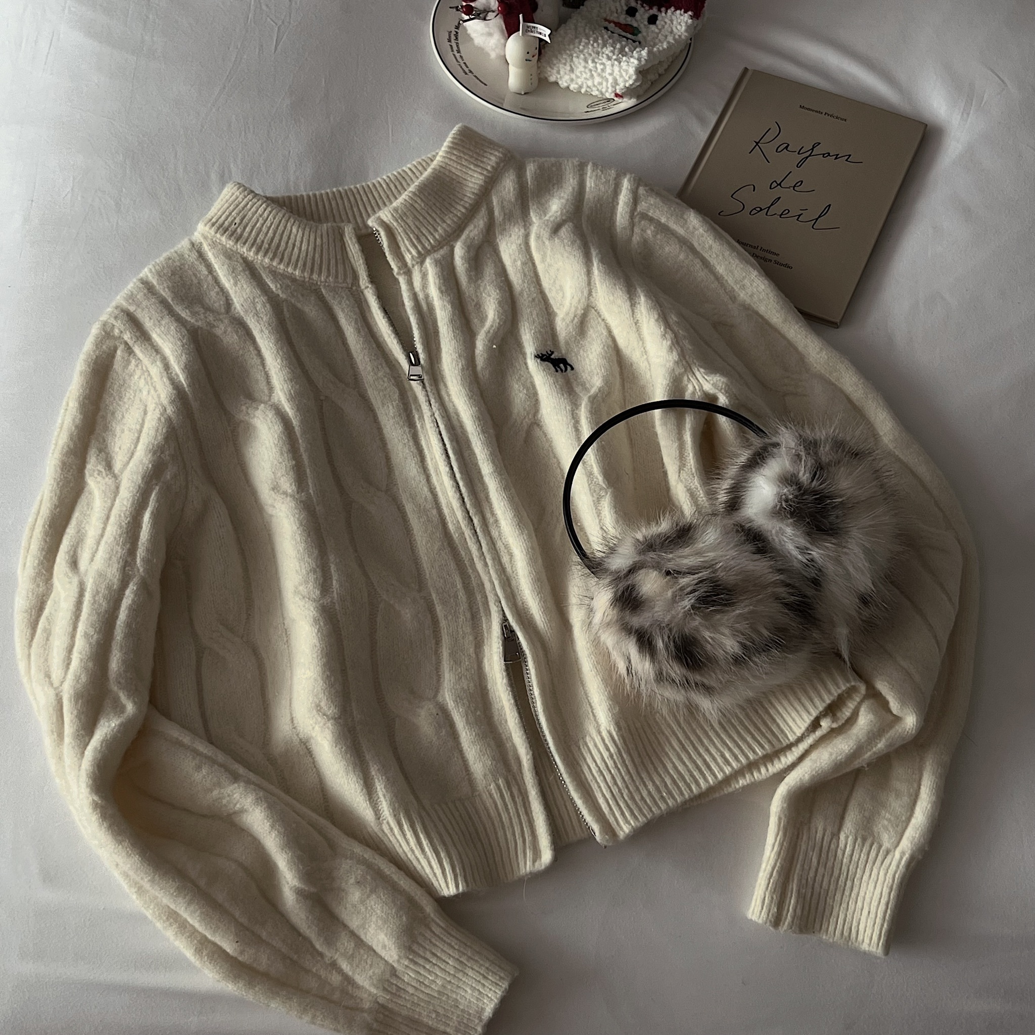 清冷白月光，輕膚羊毛麻花雙拉鏈毛衣（搭低腰褲莫名顯身材）