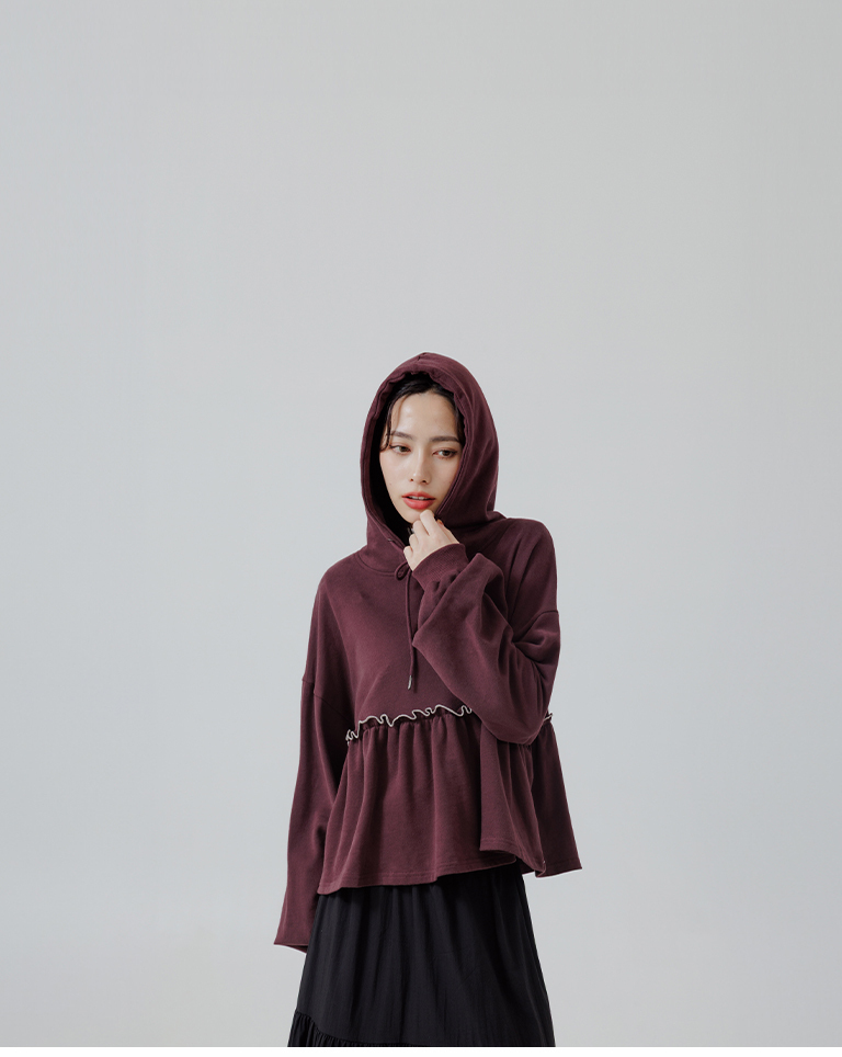 Color-blocked hooded top with ruffled trim, available in two colors.【01099154】in stock+pre-order