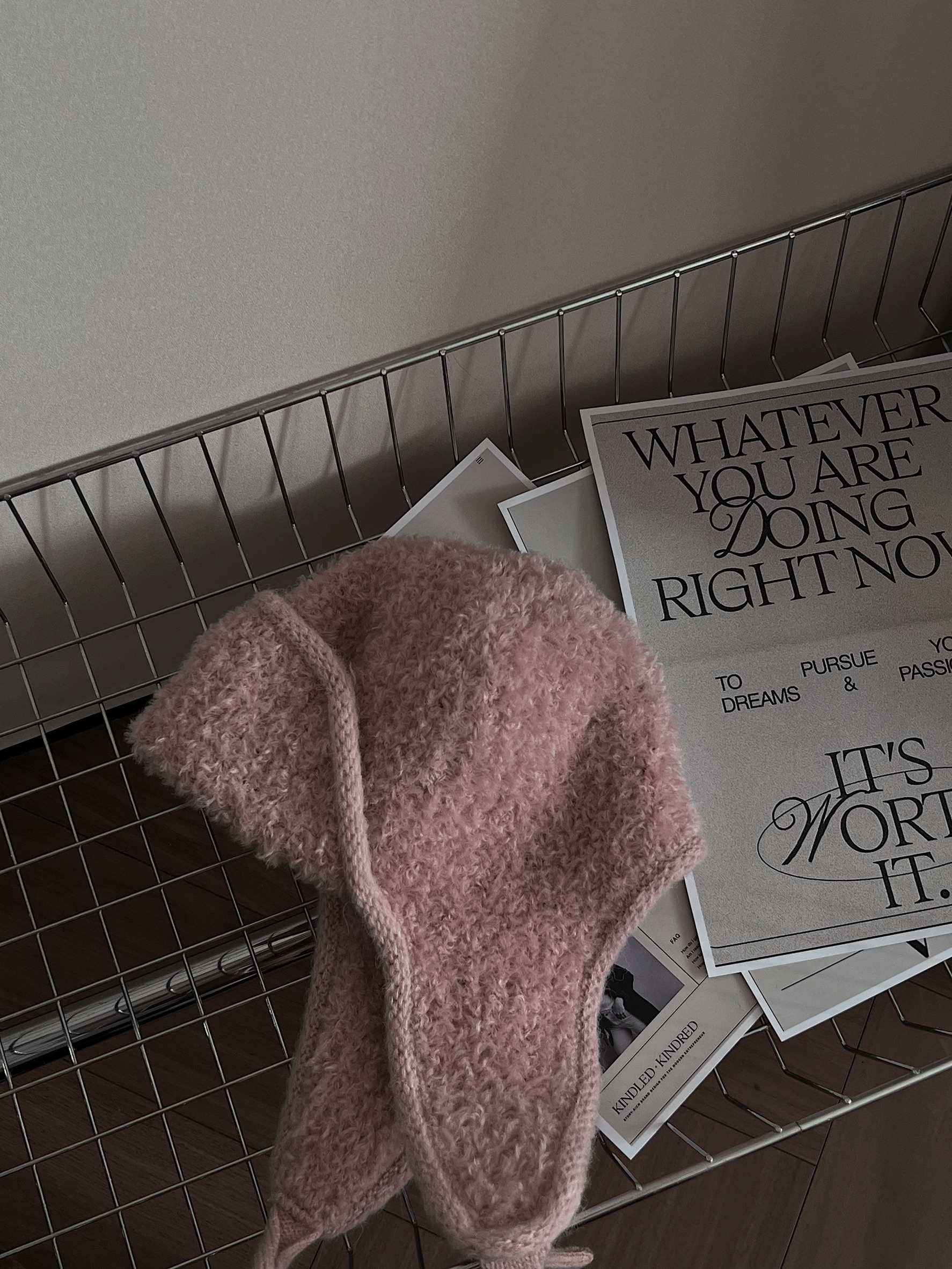 冬日裡的軟糖少女，羊羔毛針織滾邊飛行帽