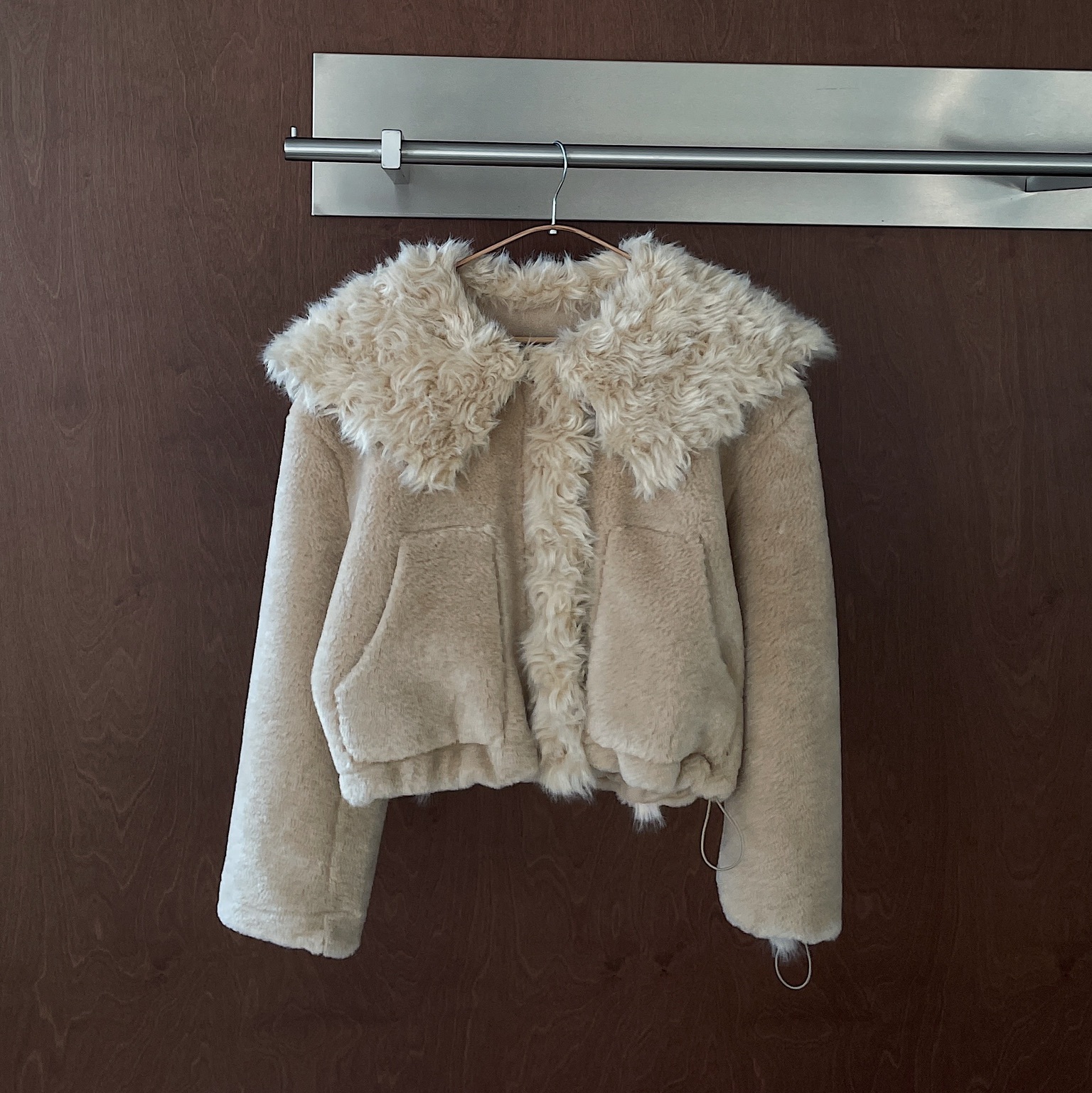 售完不補!限量私藏款。絕美奶卡其，復古海軍領卷卷毛短外套（售完不補）