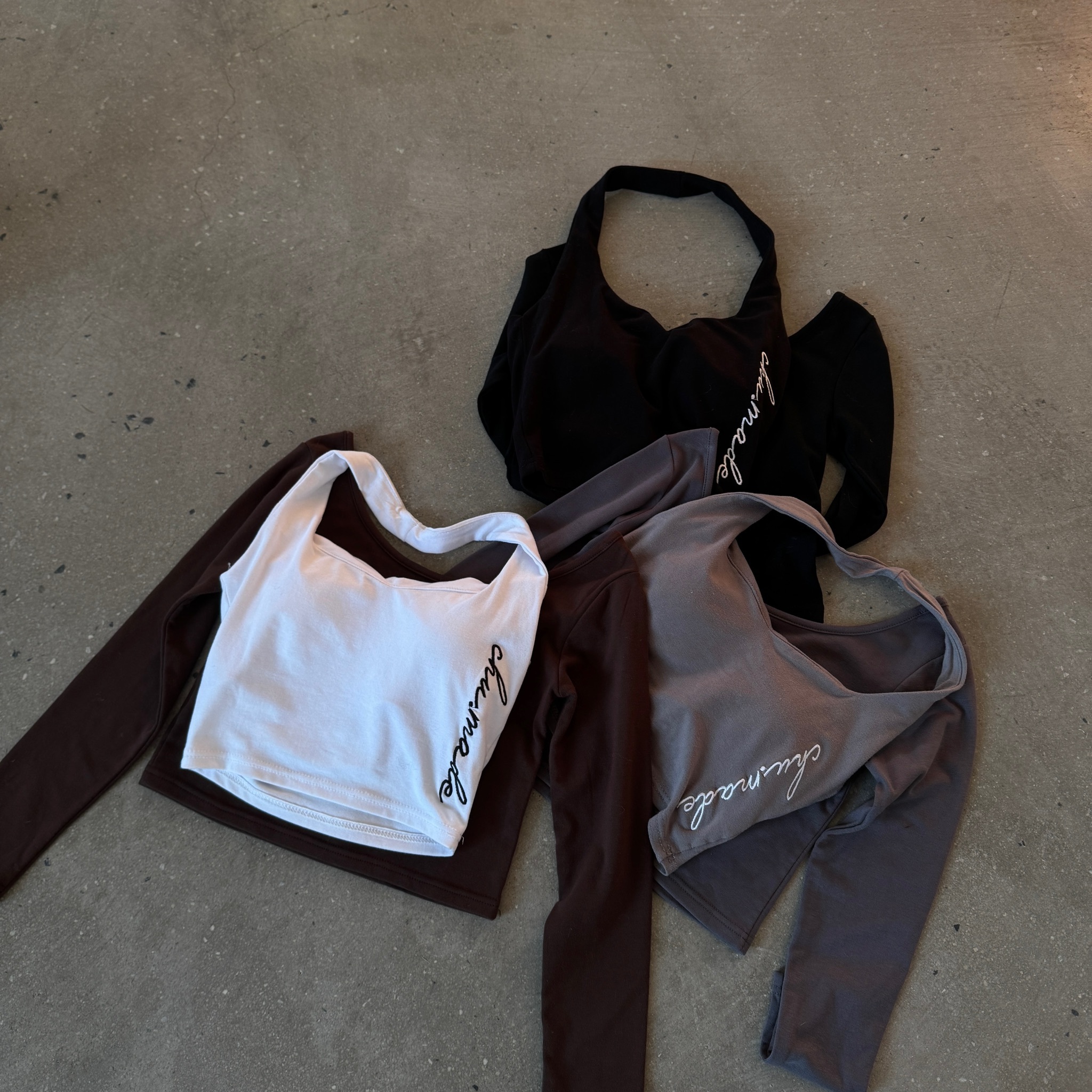 【 𝐂𝐇𝐔-𝐌𝐀𝐃𝐄 】真兩件式一字領磨毛上衣+繞頸Bratop