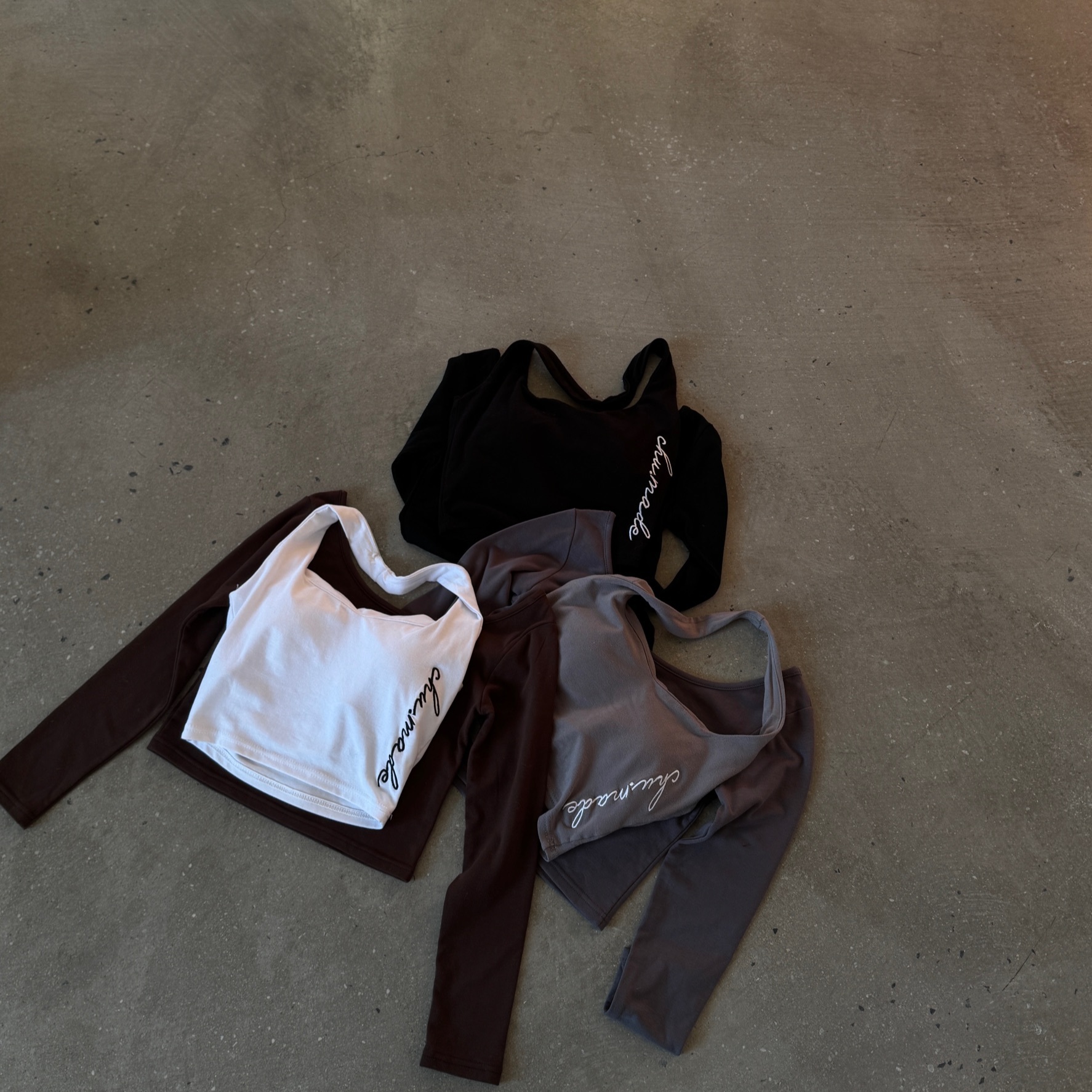 【 𝐂𝐇𝐔-𝐌𝐀𝐃𝐄 】真兩件式一字領磨毛上衣+繞頸Bratop