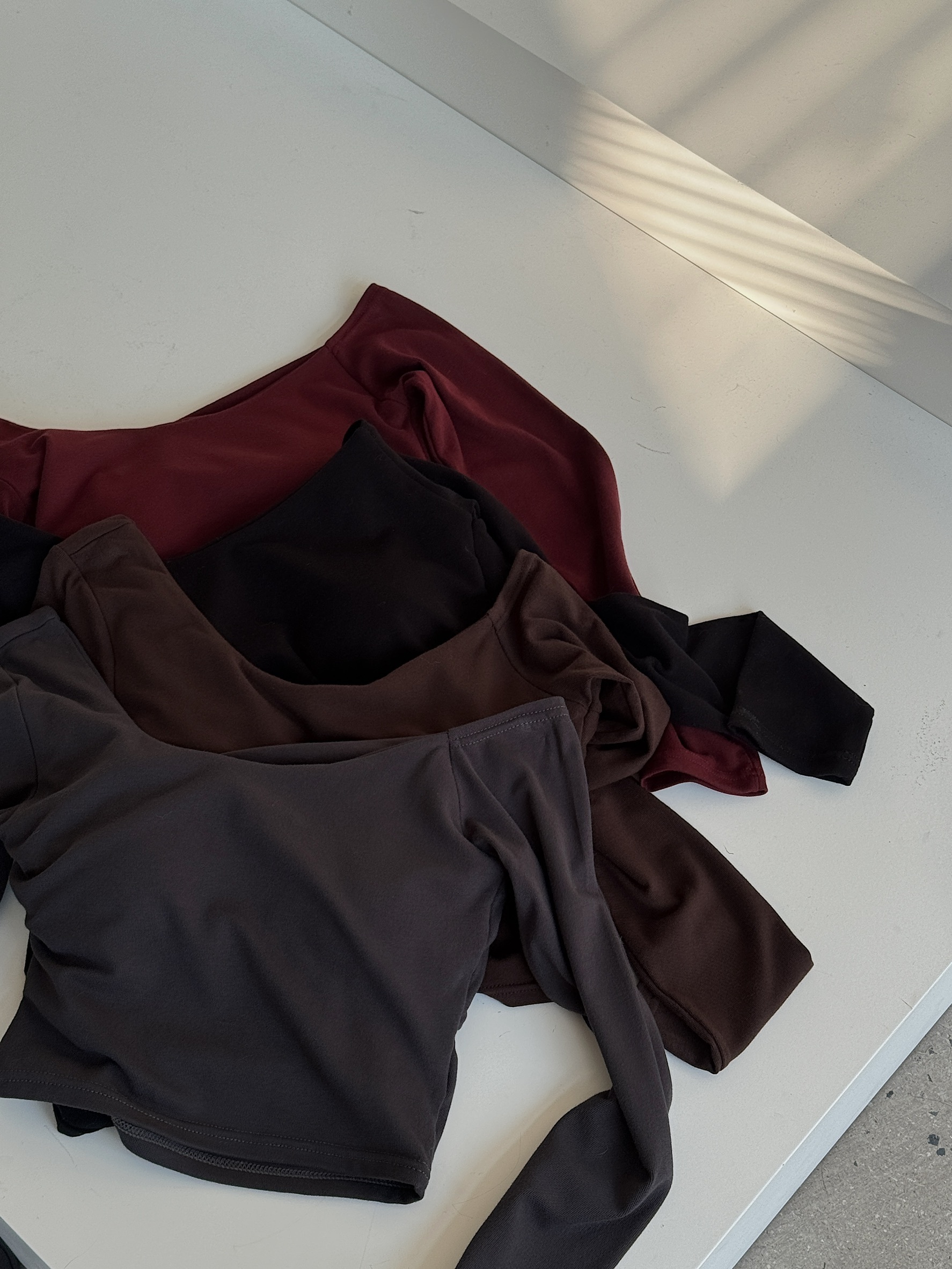 【 𝐂𝐇𝐔-𝐌𝐀𝐃𝐄 】斜肩美背長袖Bra T