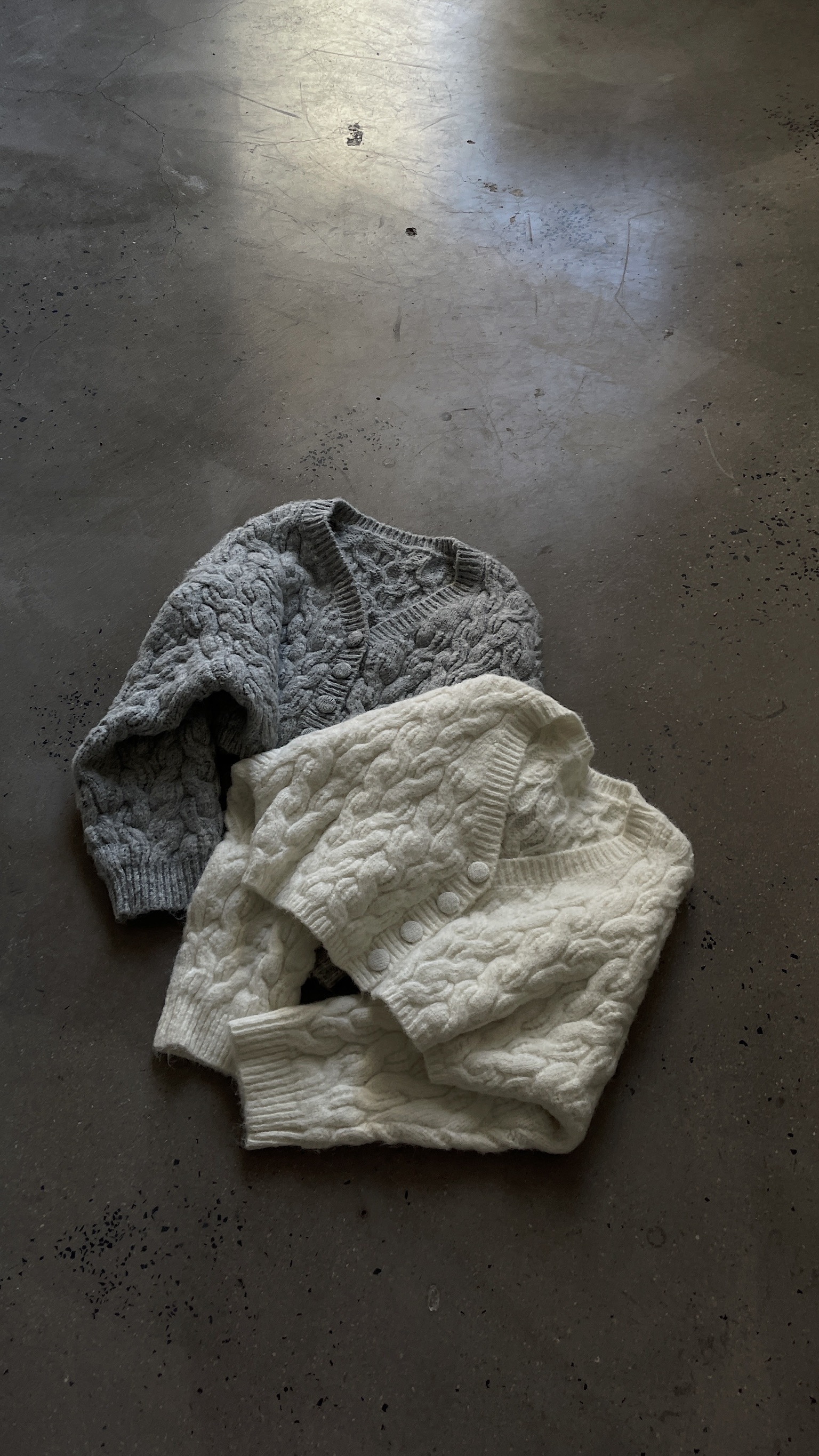 慵懶鹽系，V領短版麻花針織毛外套（售完不補）