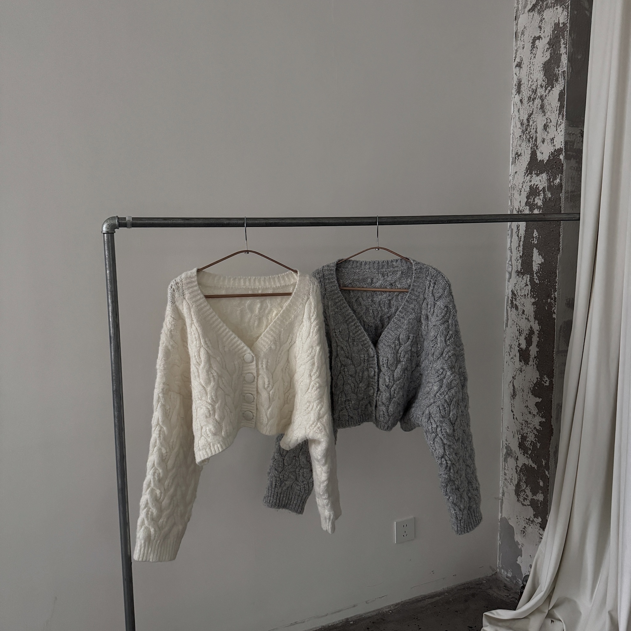 慵懶鹽系，V領短版麻花針織毛外套（售完不補）