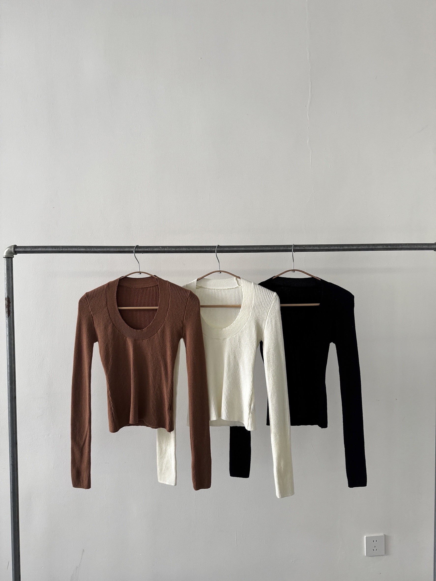 韓女穿搭，純慾U領顯身材針織上衣（高級線紗版本）