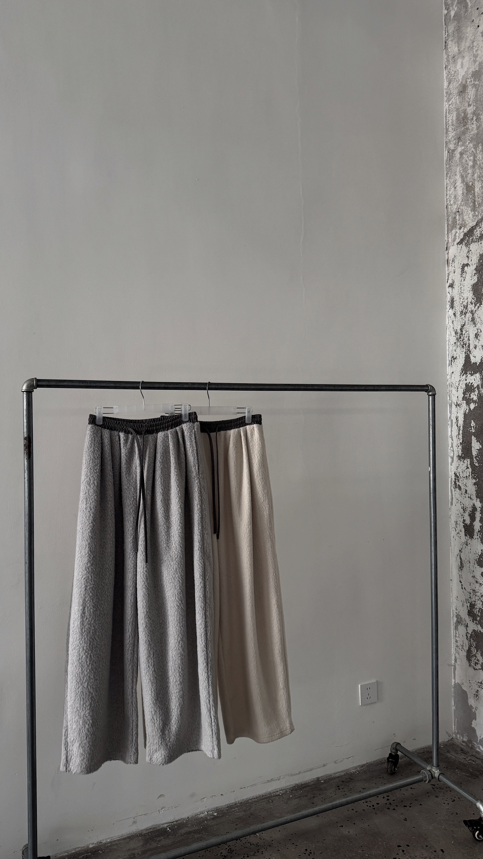 暖心霜糖，超細膩羊絨拼接撞色垂感寬褲（細節控會愛!有內襯不扎膚）