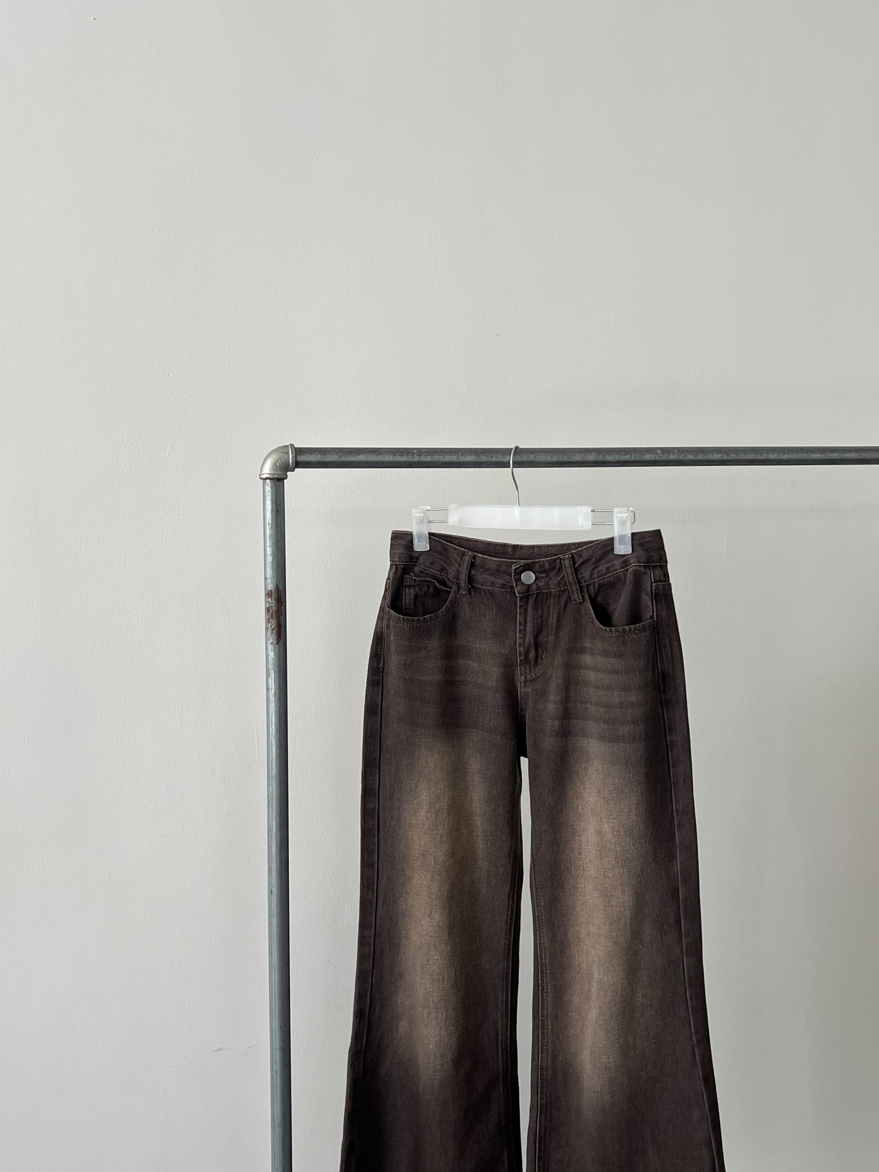 美式復古，深咖低腰微喇叭牛仔寬褲