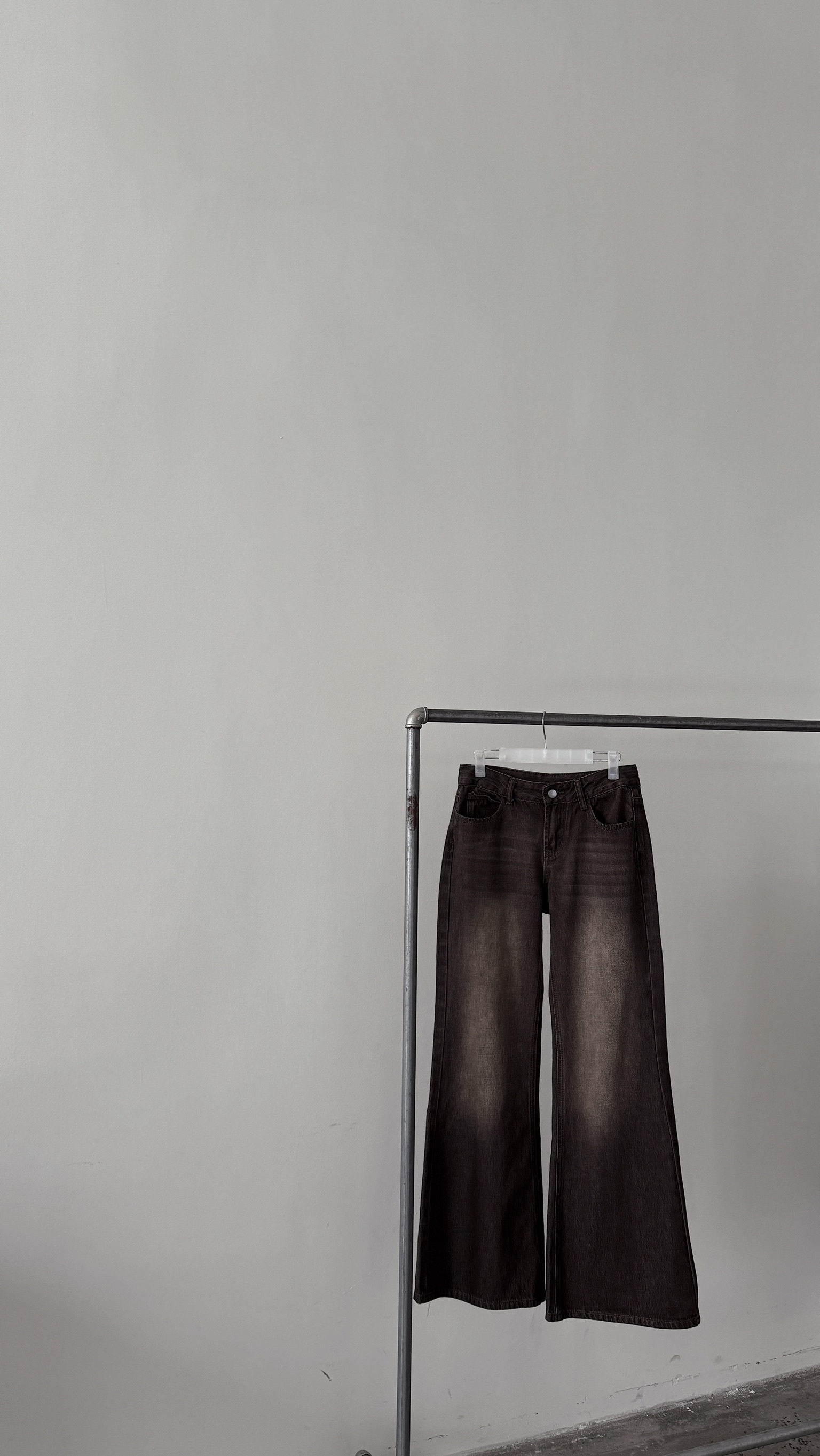 美式復古，深咖低腰微喇叭牛仔寬褲