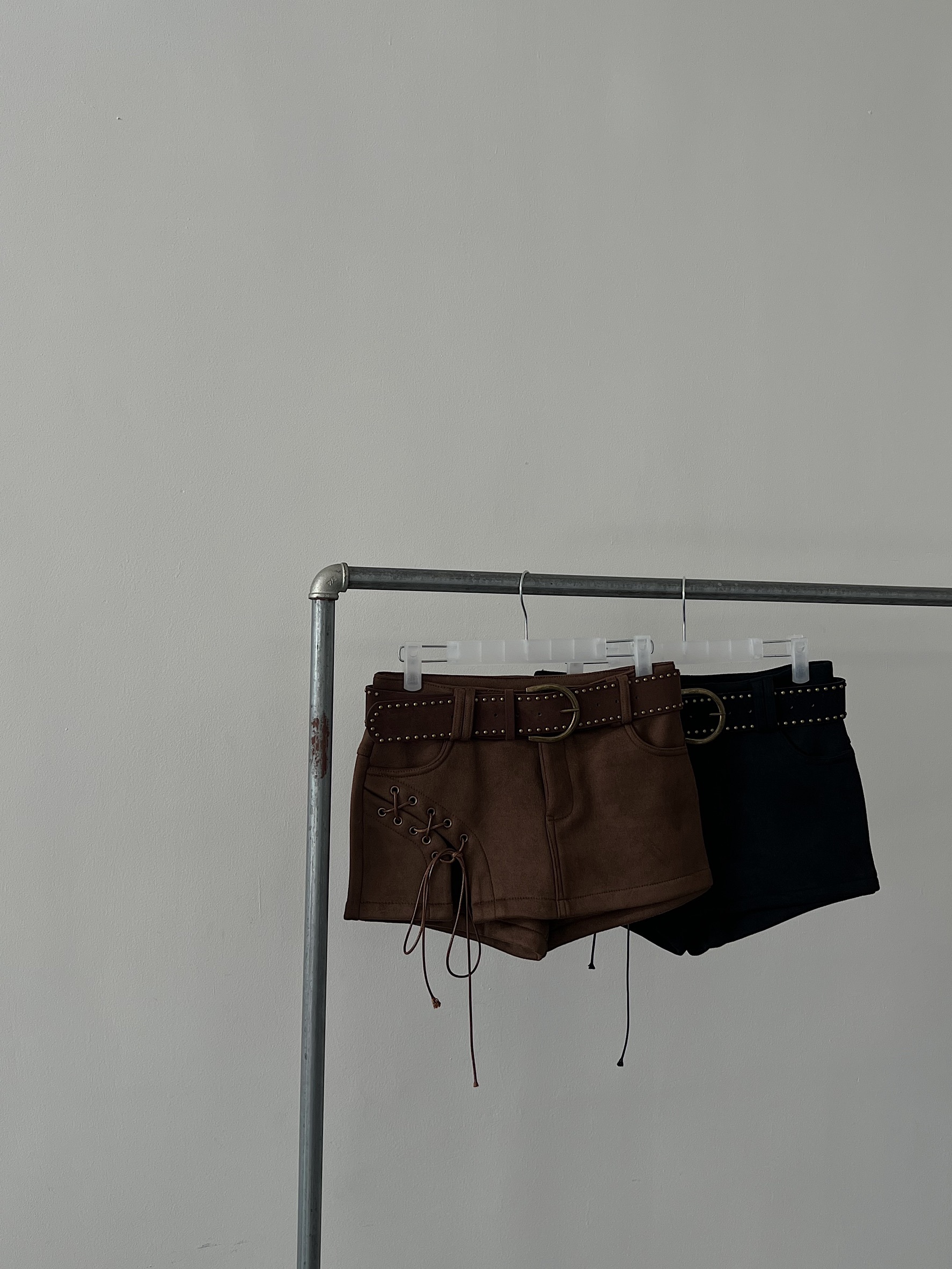 復古時髦，側綁帶麂皮絨短褲裙（附皮帶）