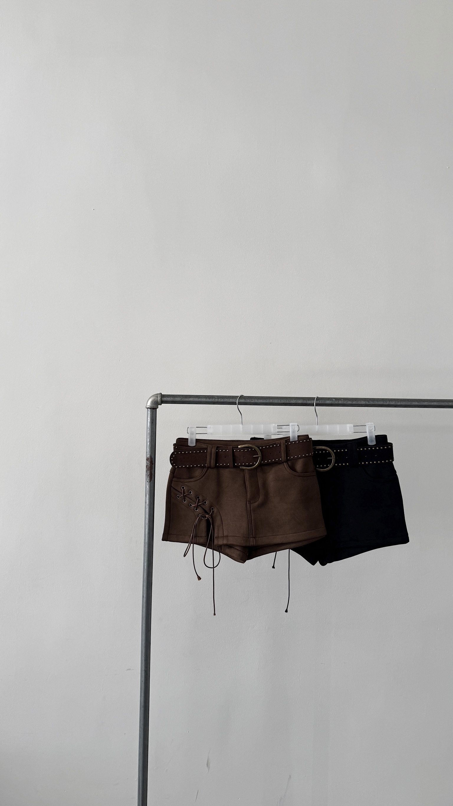 復古時髦，側綁帶麂皮絨短褲裙（附皮帶）