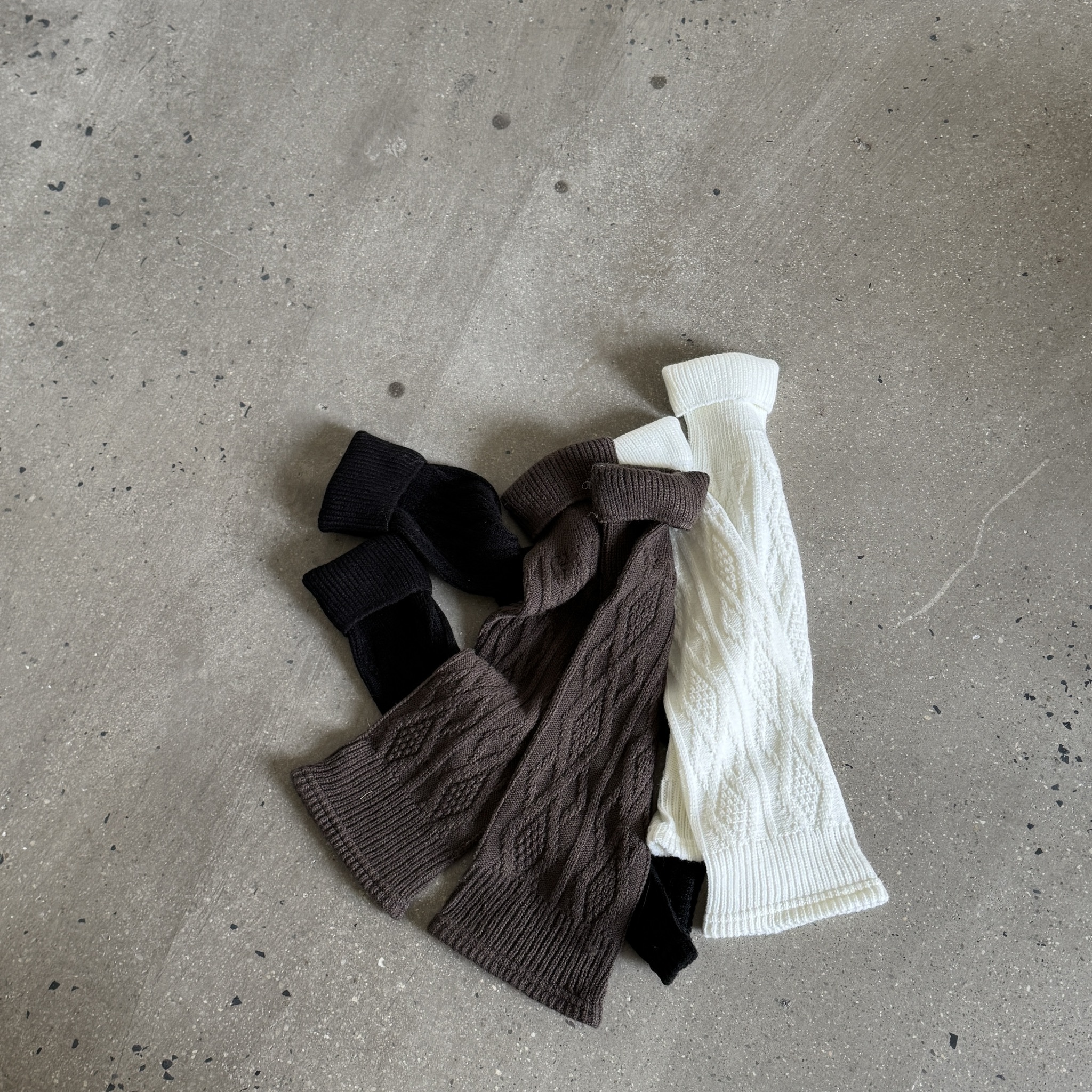 邂逅暖冬，菱格麻花針織堆堆襪