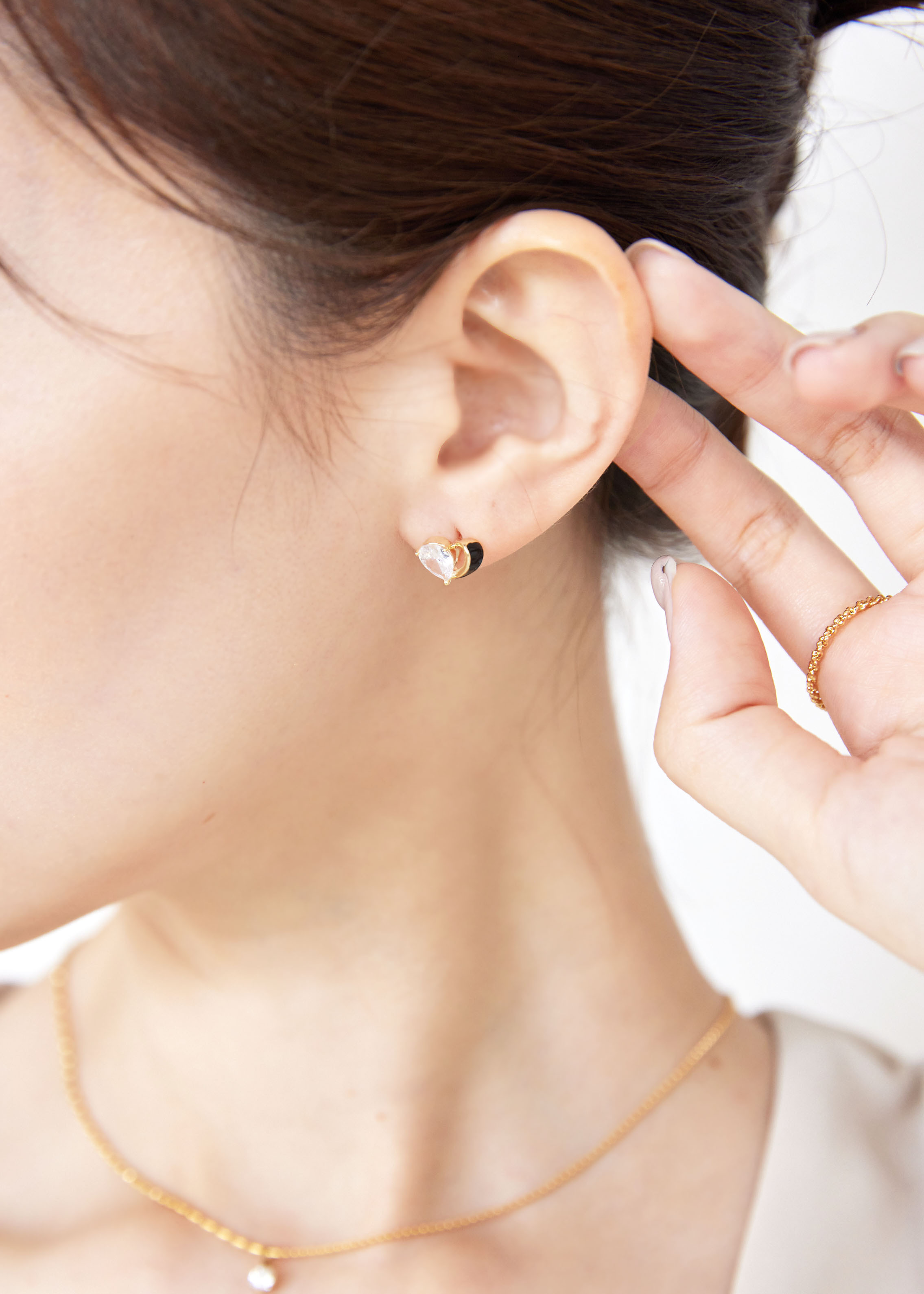 簍空不對稱愛心珐瑯小耳環-黑