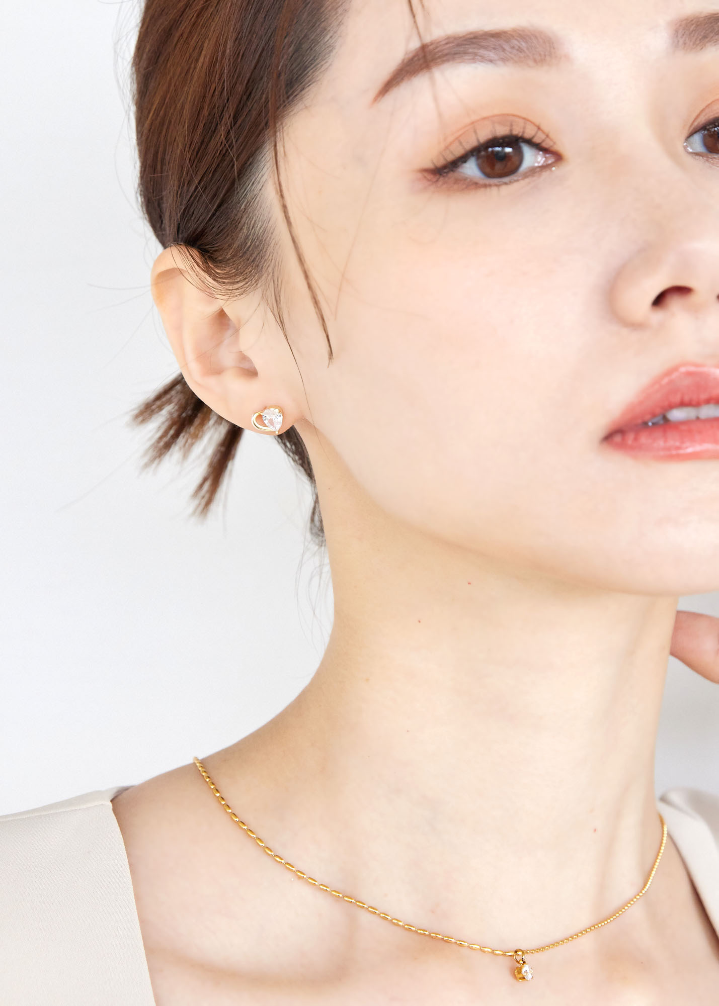 簍空不對稱愛心珐瑯小耳環-白