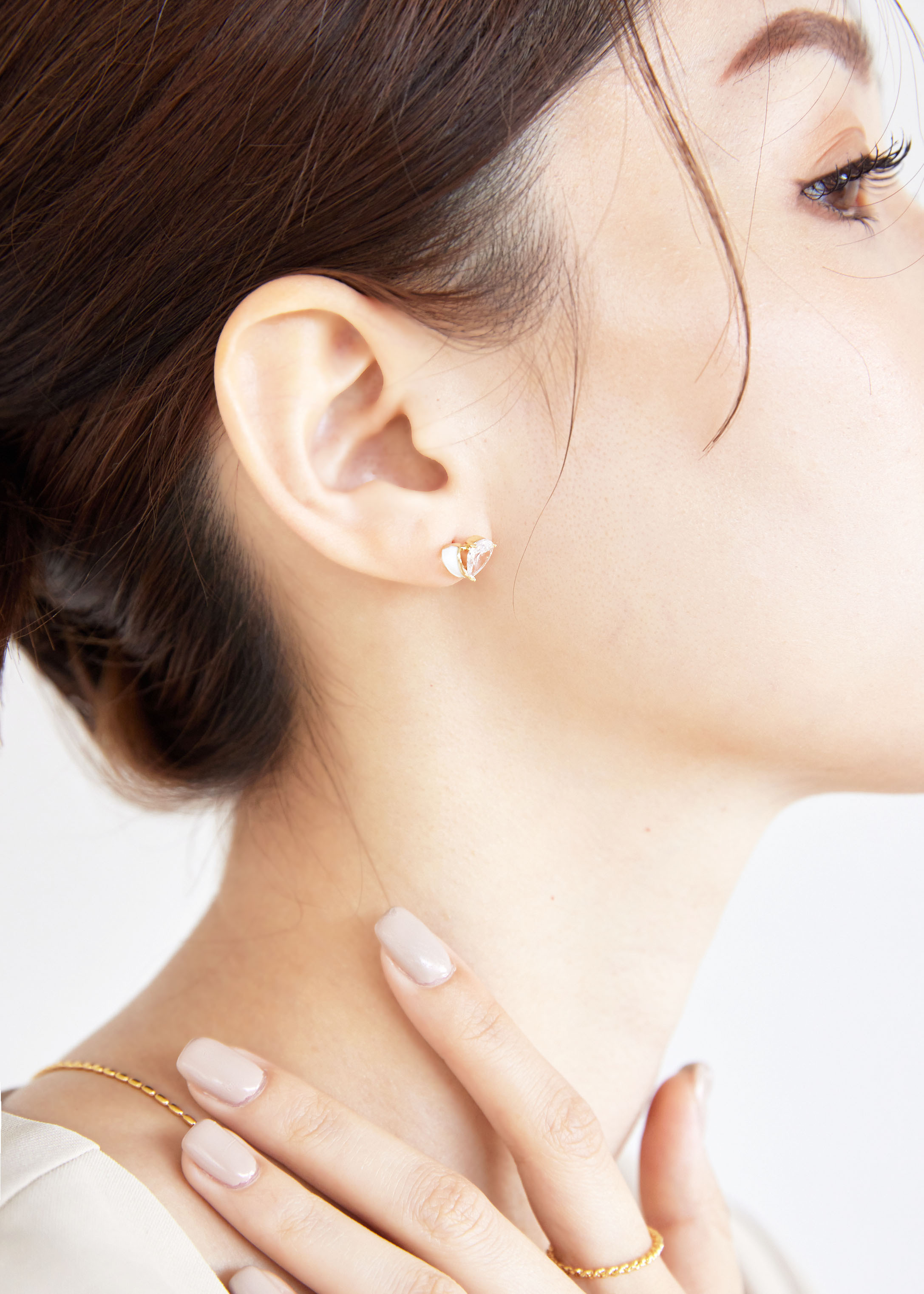 簍空不對稱愛心珐瑯小耳環-白