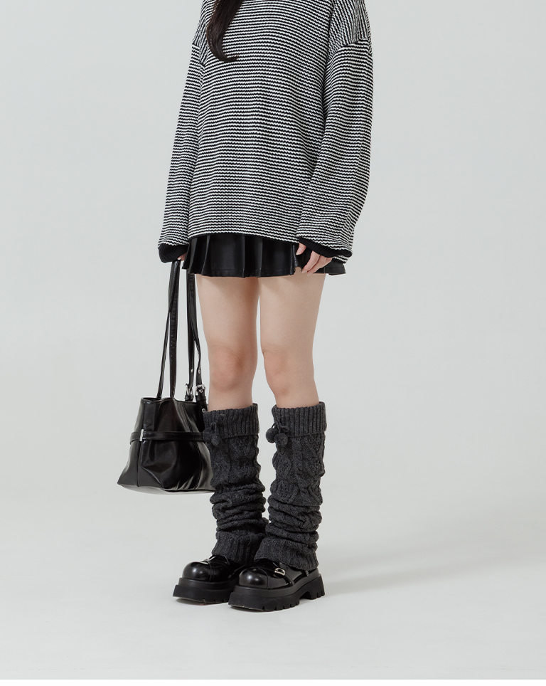 Cable knit socks with pom-poms and bows, available in two colors.【07130051】in stock+pre-order