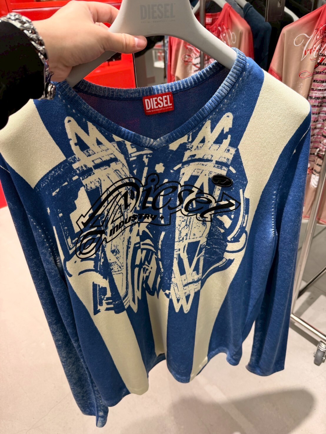 Cortis 嚴成玹、IU 同款 DIESEL 針織藍白解構塗鴉  鏤空D Logo V領毛衣