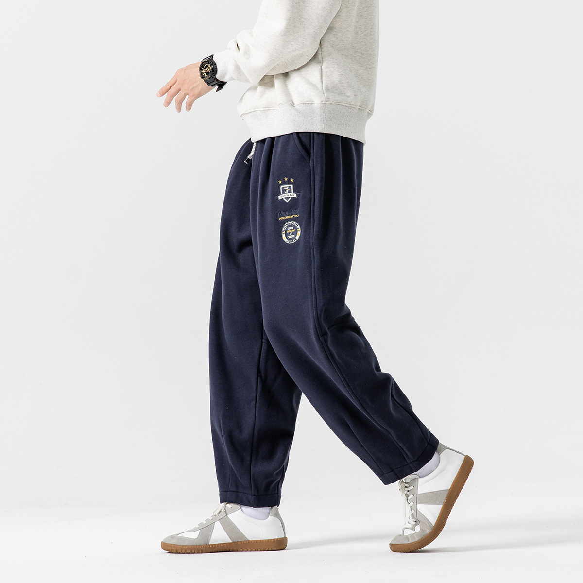 1M27 美式貼標造型刷毛束口褲 四色