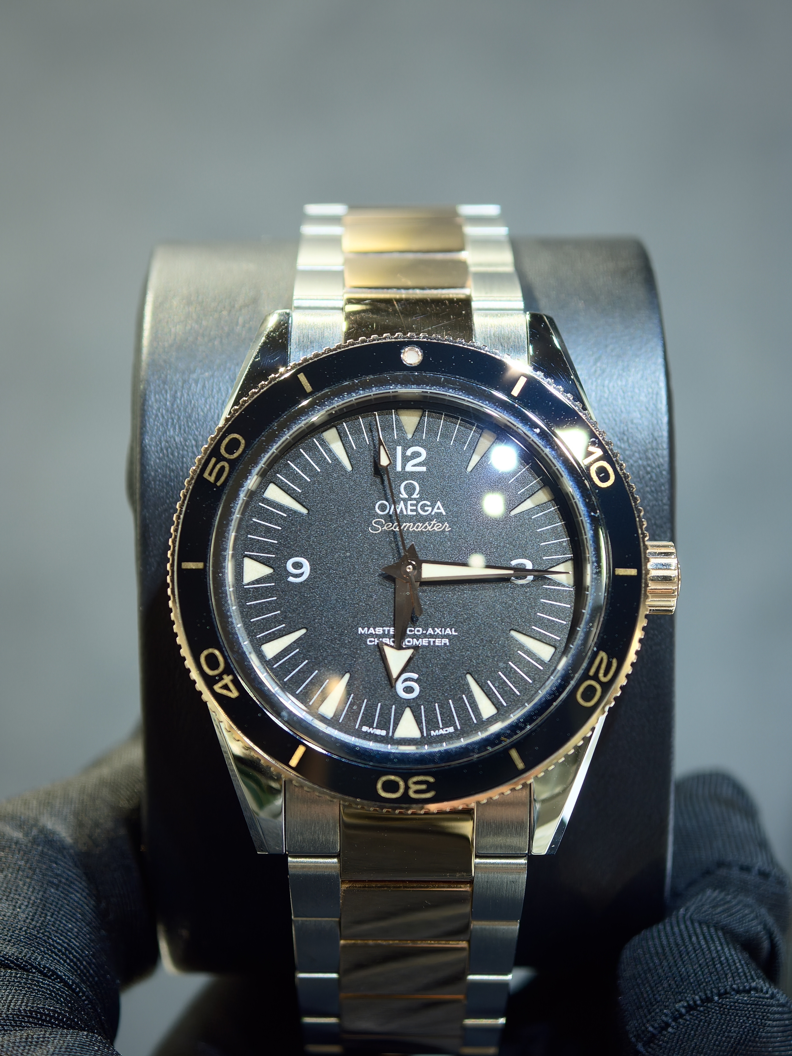 BRAND NEW OMEGA SEAMASTER 300 BLACK DIAL18K GOLD STEEL 233.20.41.21.01.001 23320412101001 COAXIAL MASTER CHRONOMETER 41 MM