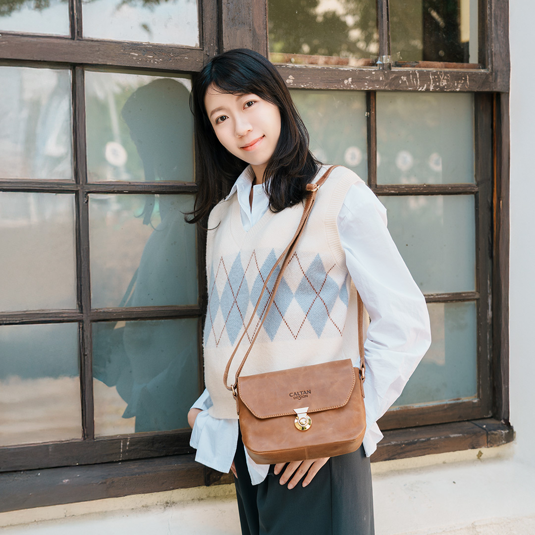 栗扣真皮郵差斜背包-兩色(5495)