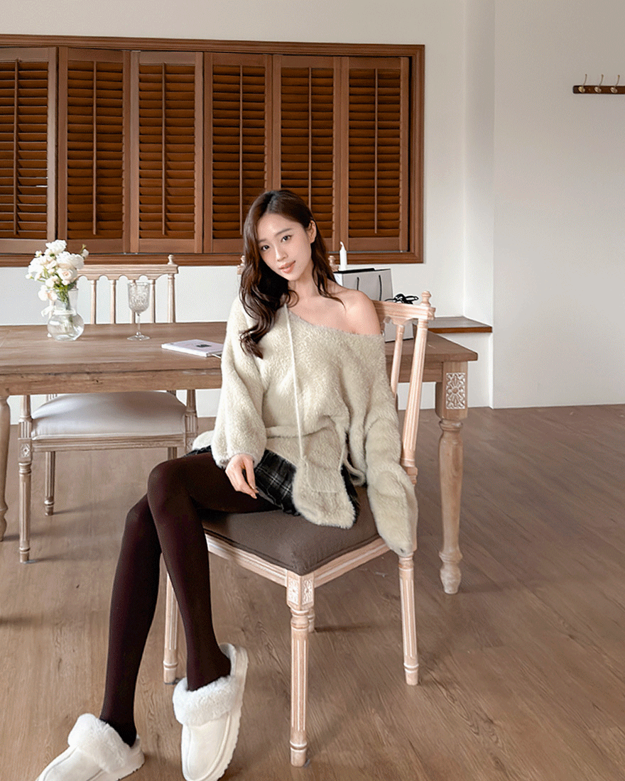 LINA LINA著迷觸感純色水貂毛V領上衣附包包-迷人咖