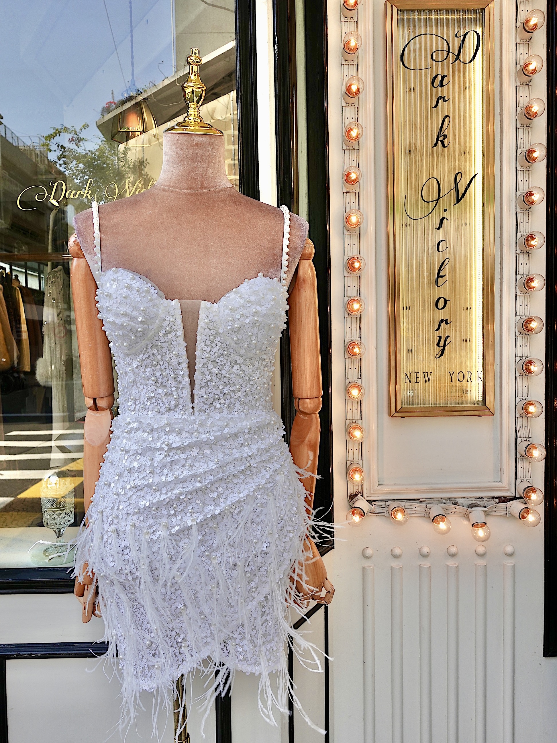 White Sparkle白色深v透紗珍珠亮片羽毛Dress