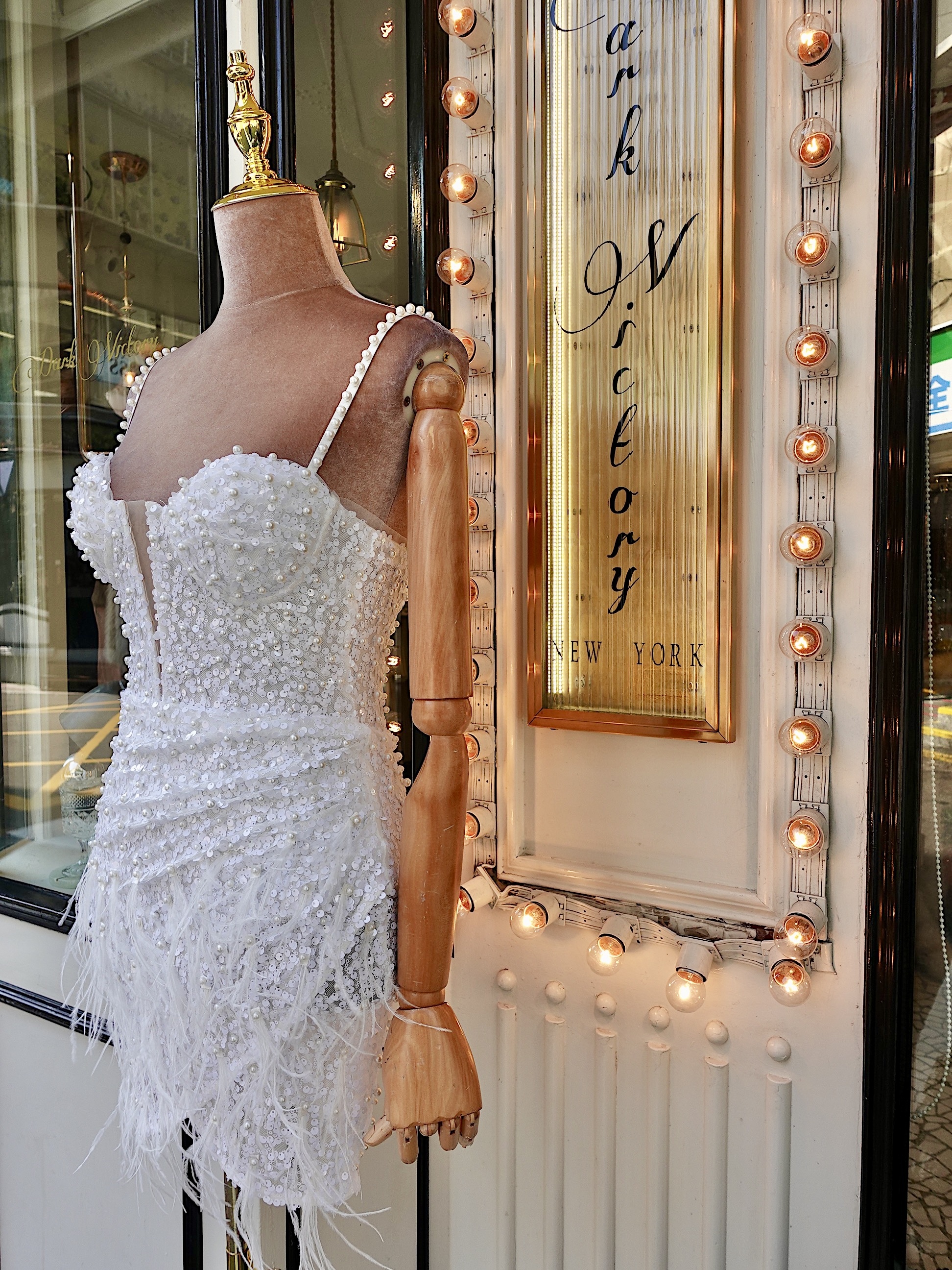 White Sparkle白色深v透紗珍珠亮片羽毛Dress