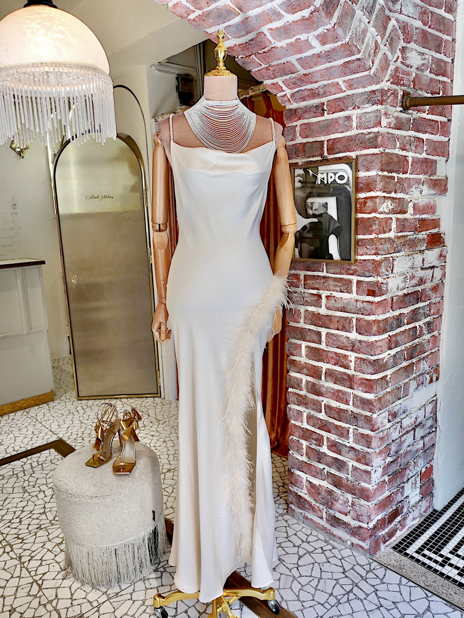 White Pearl白色緞面水鑽局帶露背羽毛飾邊開叉Dress