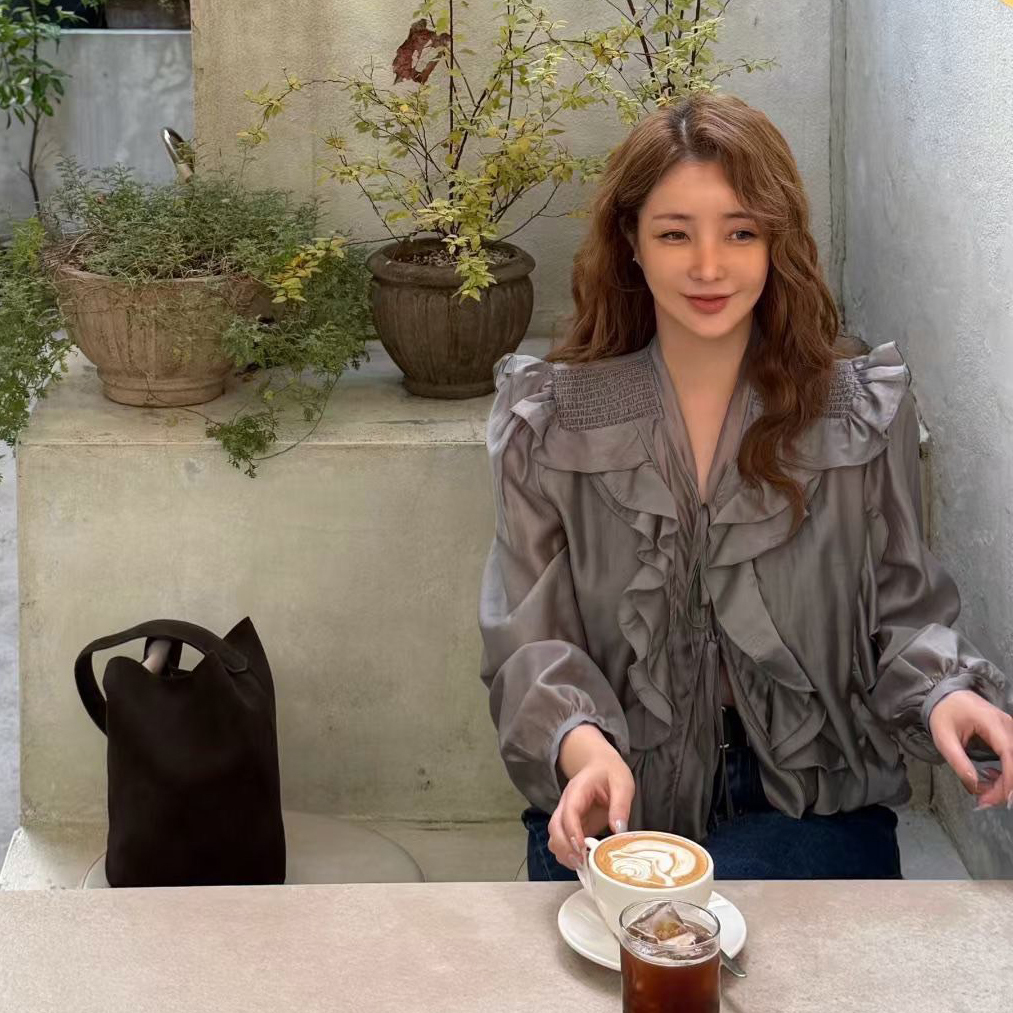 微光澤感肩抓摺荷葉滾邊V領上衣-F / 3色