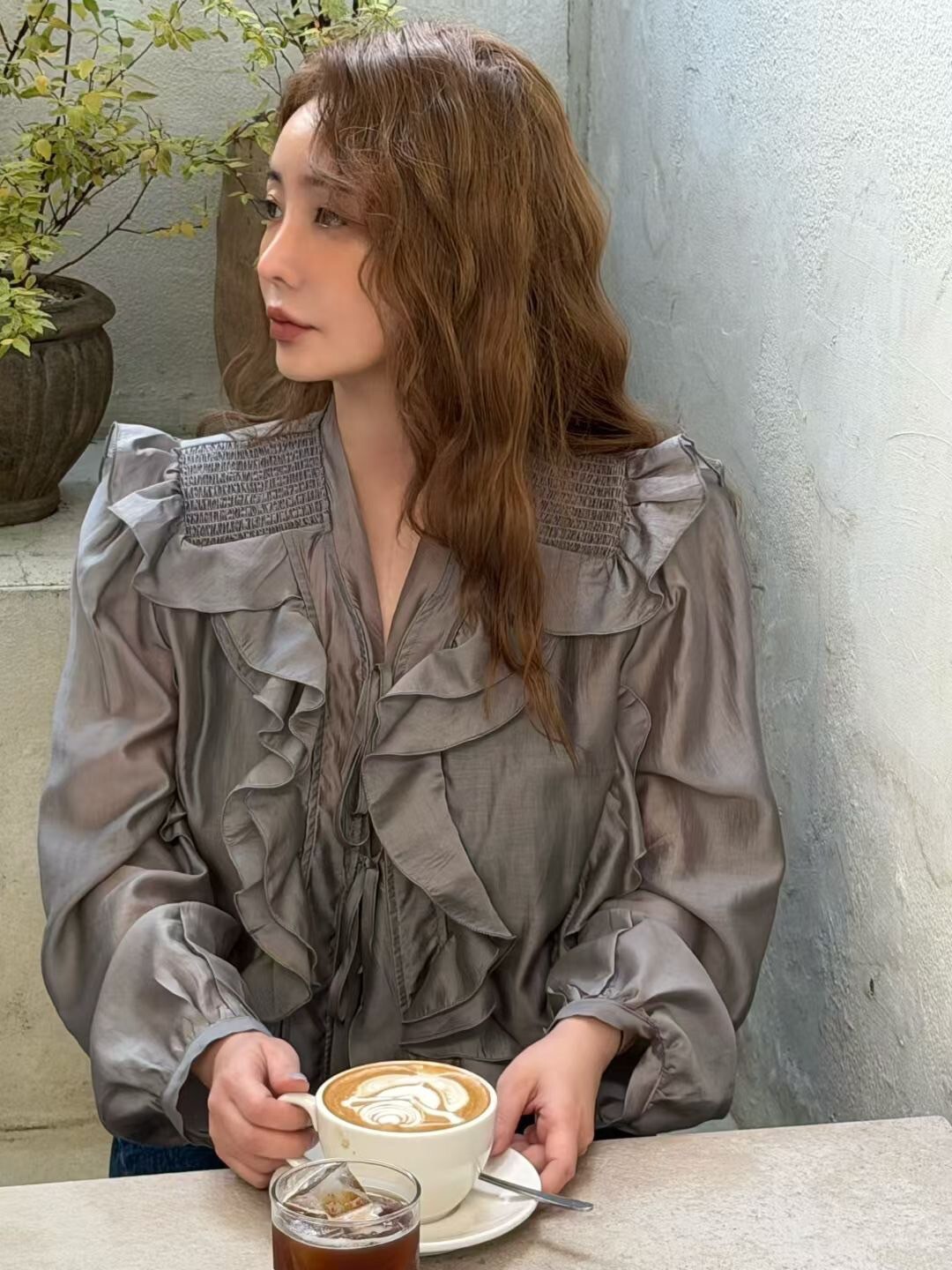 微光澤感肩抓摺荷葉滾邊V領上衣-F / 3色