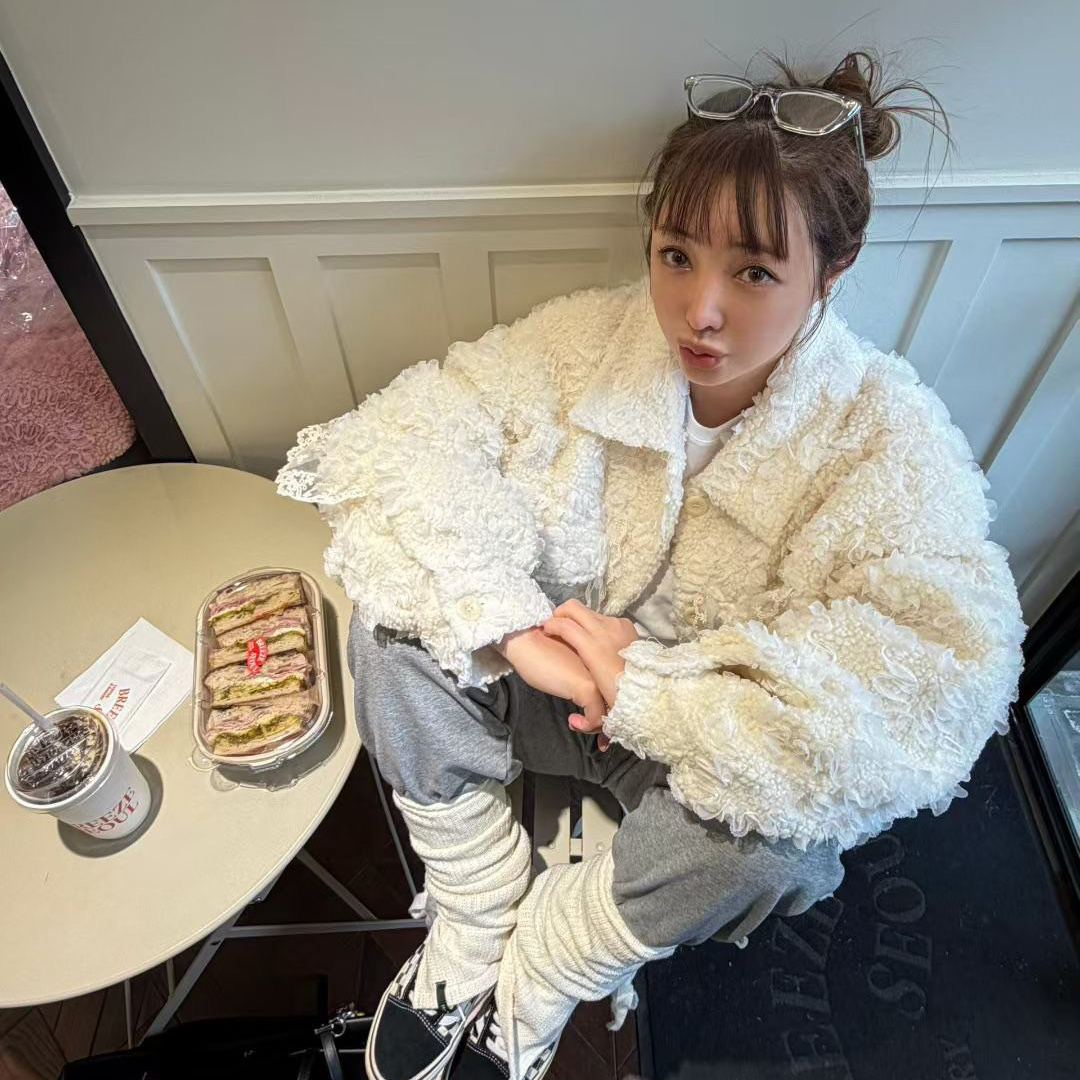 蕾絲拼接QQ毛造型翻領雙口袋外套-F / 2色