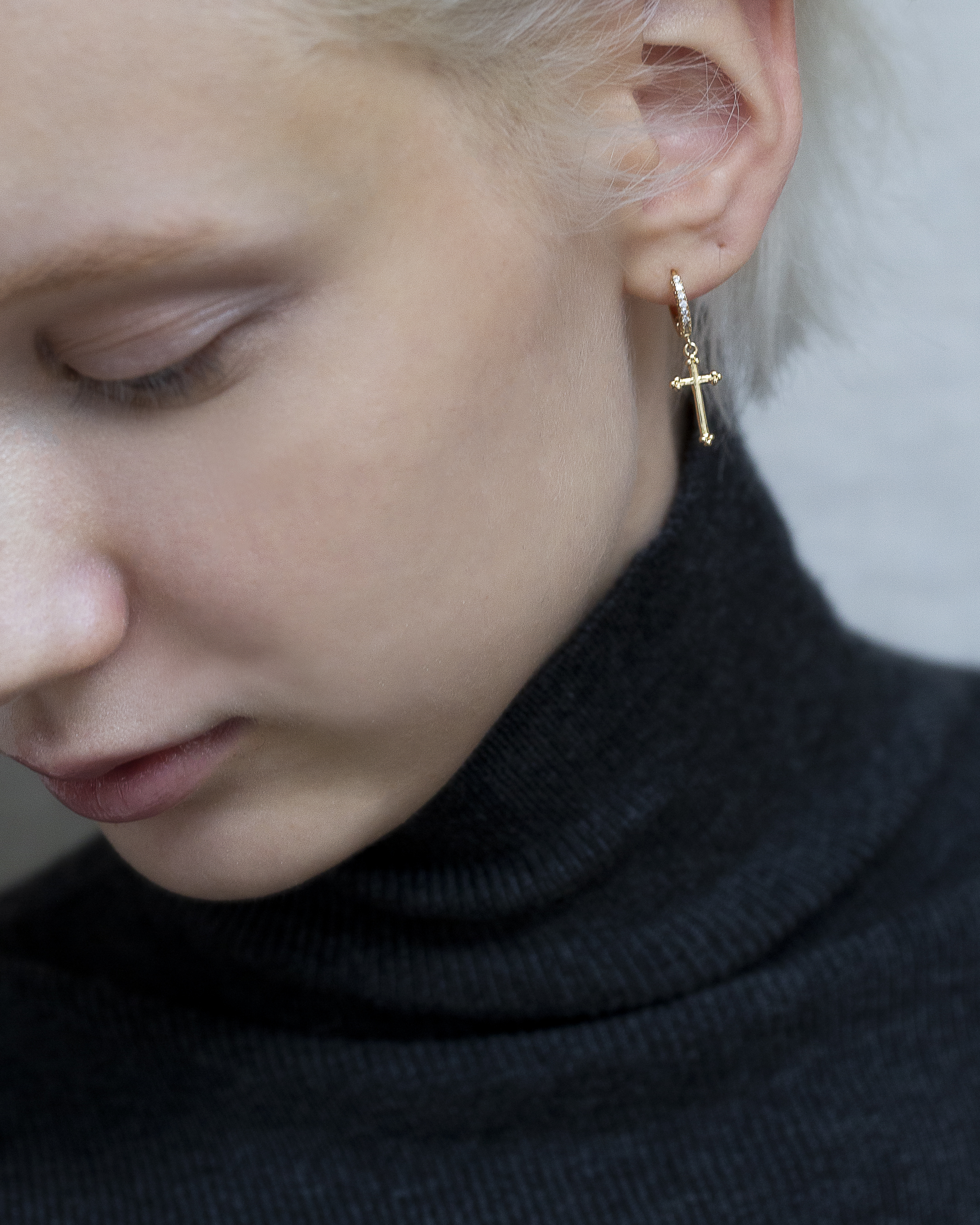 Grace｜垂墜十字架圈式耳環