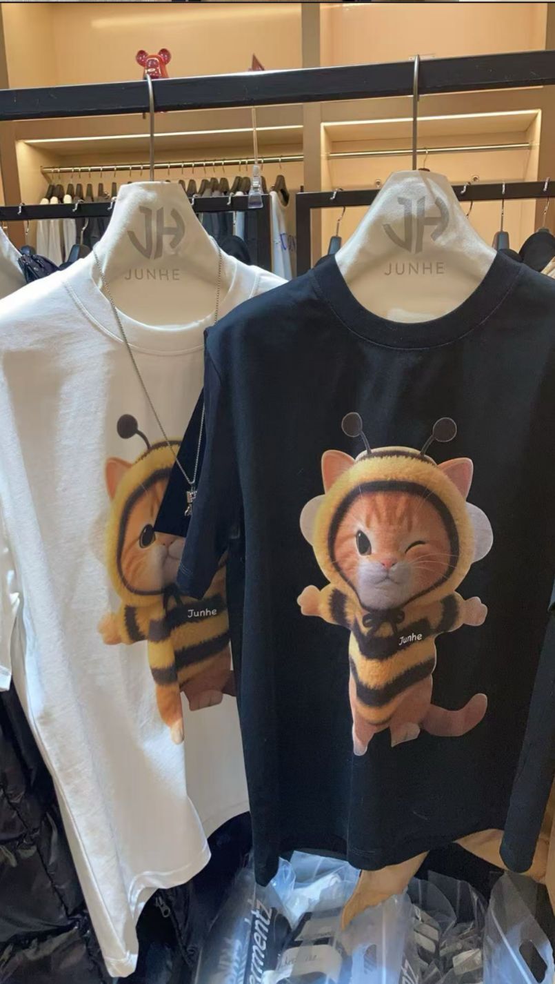 【直播】JUNHE LL011305 蜜峰小貓短袖上衣 (送隨機頸鏈)